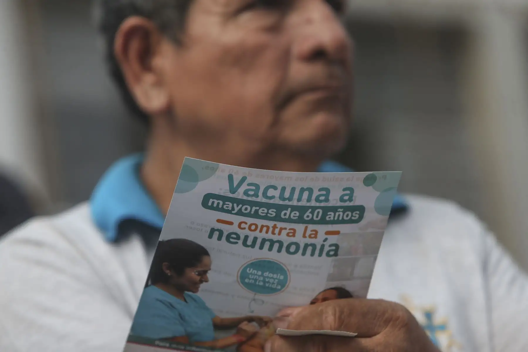 Adultos mayores de 60 años reciben vacuna gratuita contra el neumococo para aminorar los daños de un posible contagio por Coronavirus. Foto: ANDINA/Jhonel Rodríguez Robles