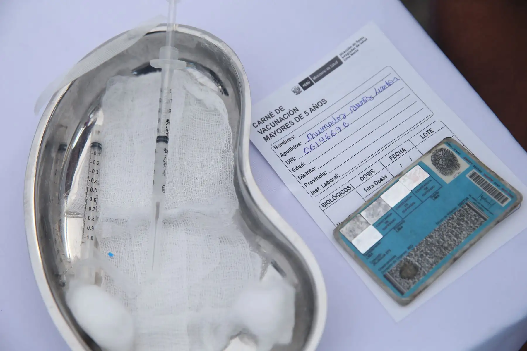 Adultos mayores de 60 años reciben vacuna gratuita contra el neumococo para aminorar los daños de un posible contagio por Coronavirus. Foto: ANDINA/Jhonel Rodríguez Robles
