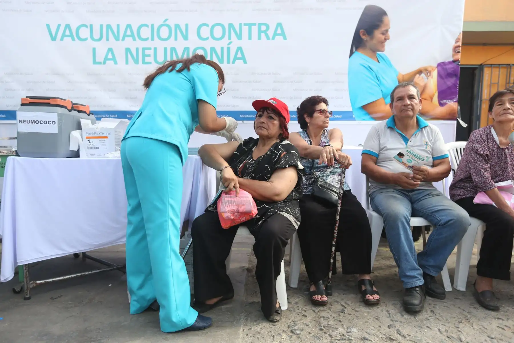 Adultos mayores de 60 años reciben vacuna gratuita contra el neumococo para aminorar los daños de un posible contagio por Coronavirus. Foto: ANDINA/Jhonel Rodríguez Robles