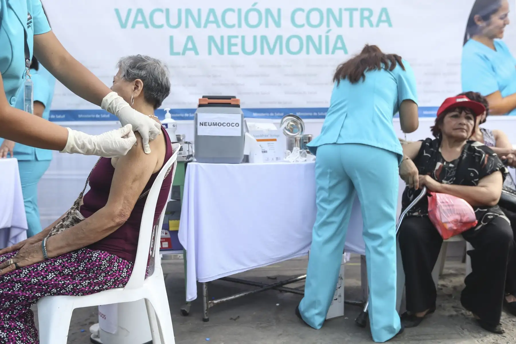 Adultos mayores de 60 años reciben vacuna gratuita contra el neumococo para aminorar los daños de un posible contagio por Coronavirus. Foto: ANDINA/Jhonel Rodríguez Robles