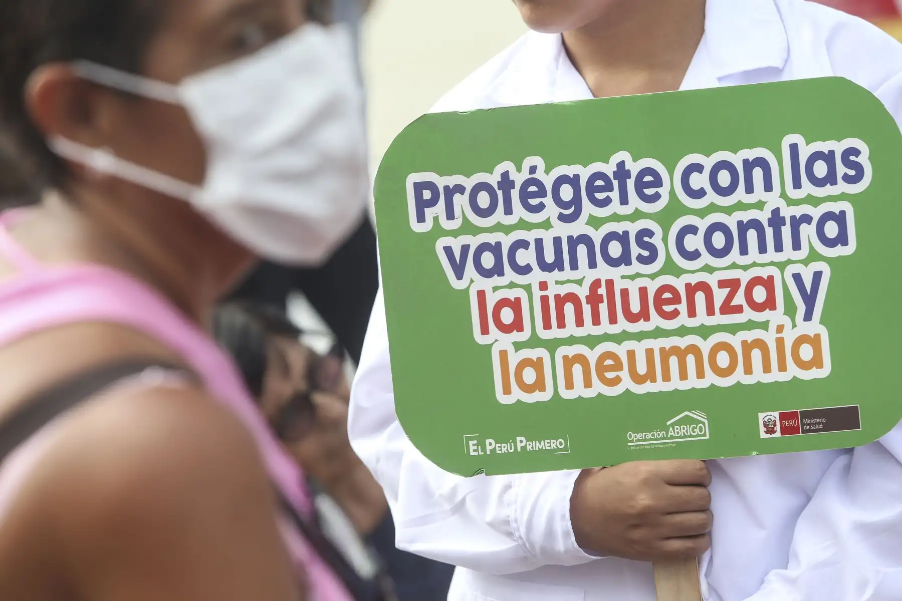 Adultos mayores de 60 años reciben vacuna gratuita contra el neumococo para aminorar los daños de un posible contagio por Coronavirus. Foto: ANDINA/Jhonel Rodríguez Robles