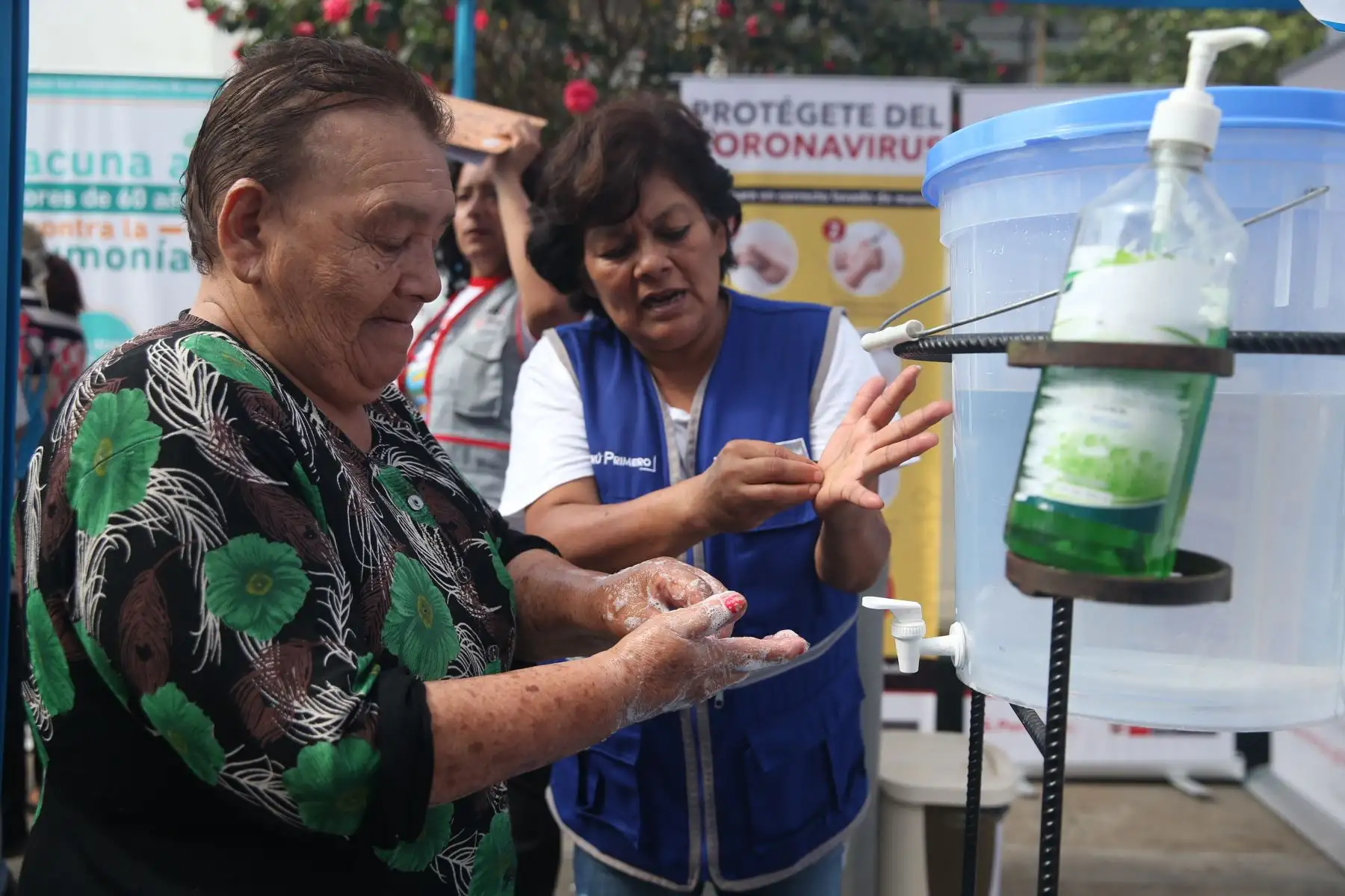 Adultos mayores de 60 años reciben vacuna gratuita contra el neumococo para aminorar los daños de un posible contagio por Coronavirus. Foto: ANDINA/Jhonel Rodríguez Robles