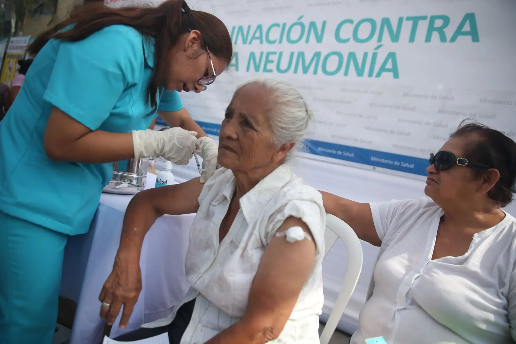 Adultos mayores de 60 años reciben vacuna gratuita contra el neumococo para aminorar los daños de un posible contagio por Coronavirus. Foto: ANDINA/Jhonel Rodríguez Robles