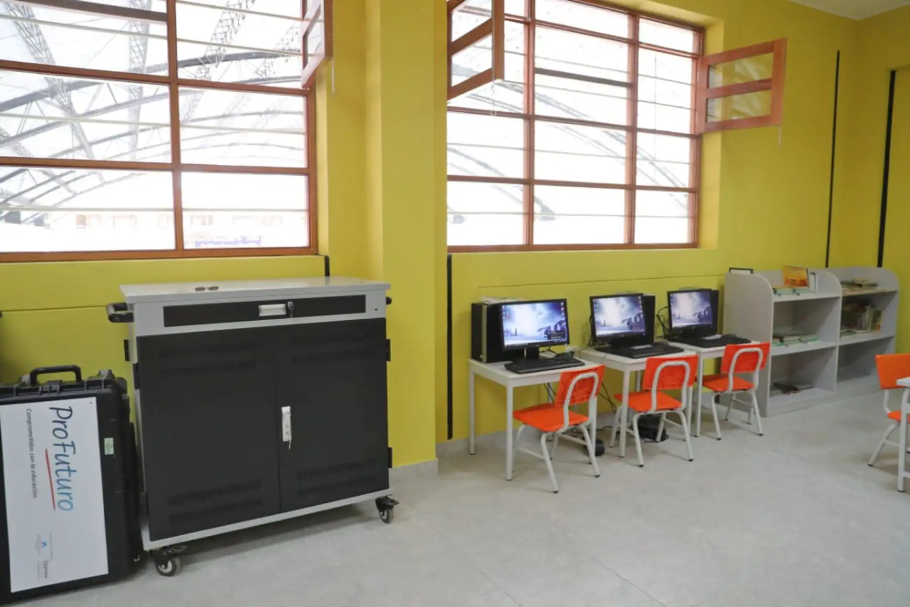 Presidente Martín Vizcarra, inspecciona las nuevas aulas, biblioteca y rehabilitación de áreas verdes del colegio N.° 14616 Sabina Cueva Castillo de Chulucanas en Piura. Foto: ANDINA/Prensa Presidencia