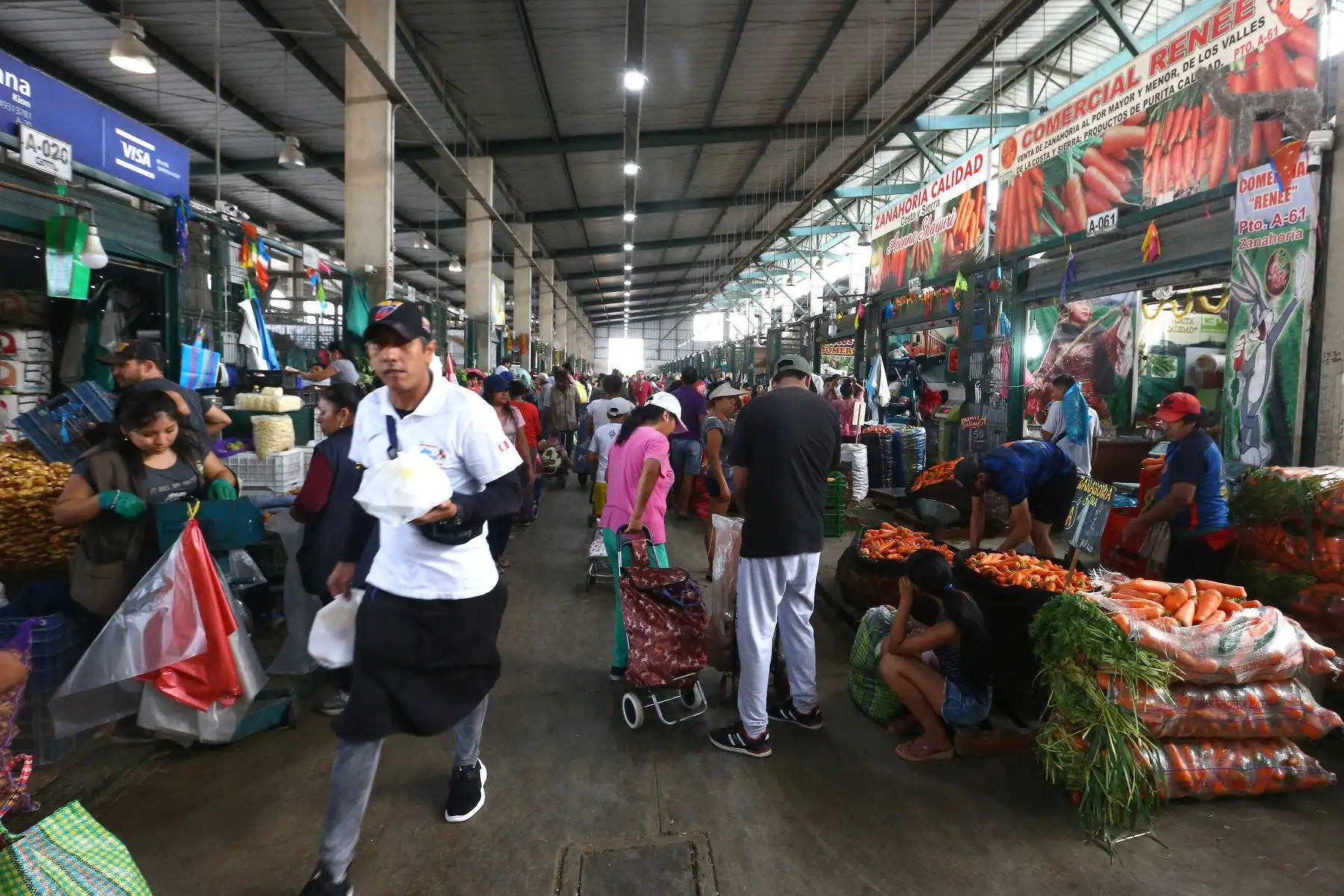 El Gobierno Regional de Junín dispuso el cierre de todos los comercios mayoristas hasta las 05:00 horas de este lunes 23 de marzo, a fin de fumigar y desinfectar sus instalaciones, en cumplimiento del Plan de Prevención, Evaluación y Vigilancia Epidemiológica frente al coronavirus Covid-19. ANDINA/Archivo