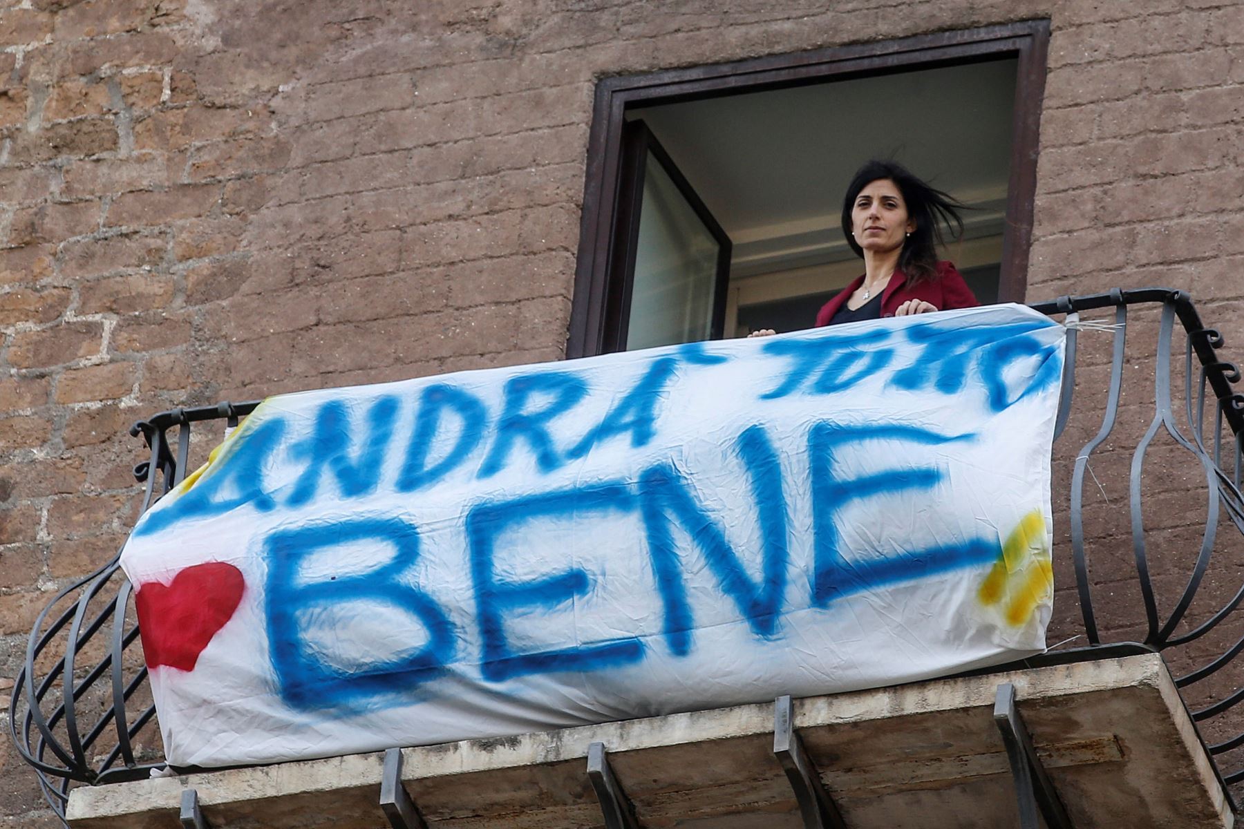 La alcaldesa de Roma, Virginia Raggi, coloca una pancarta que dice "todo va a estar bien", desde el balcón de su estudio, debido al brote de coronavirus y las medidas de cierre posteriores para contener la propagacióN.
Foto: EFE