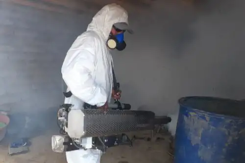 Brigadistas de Salud de La Libertad fumigan viviendas y zonas críticas de Magdalena de Cao para prevenir el dengue, zika y chikunguña. ANDINA/Difusión