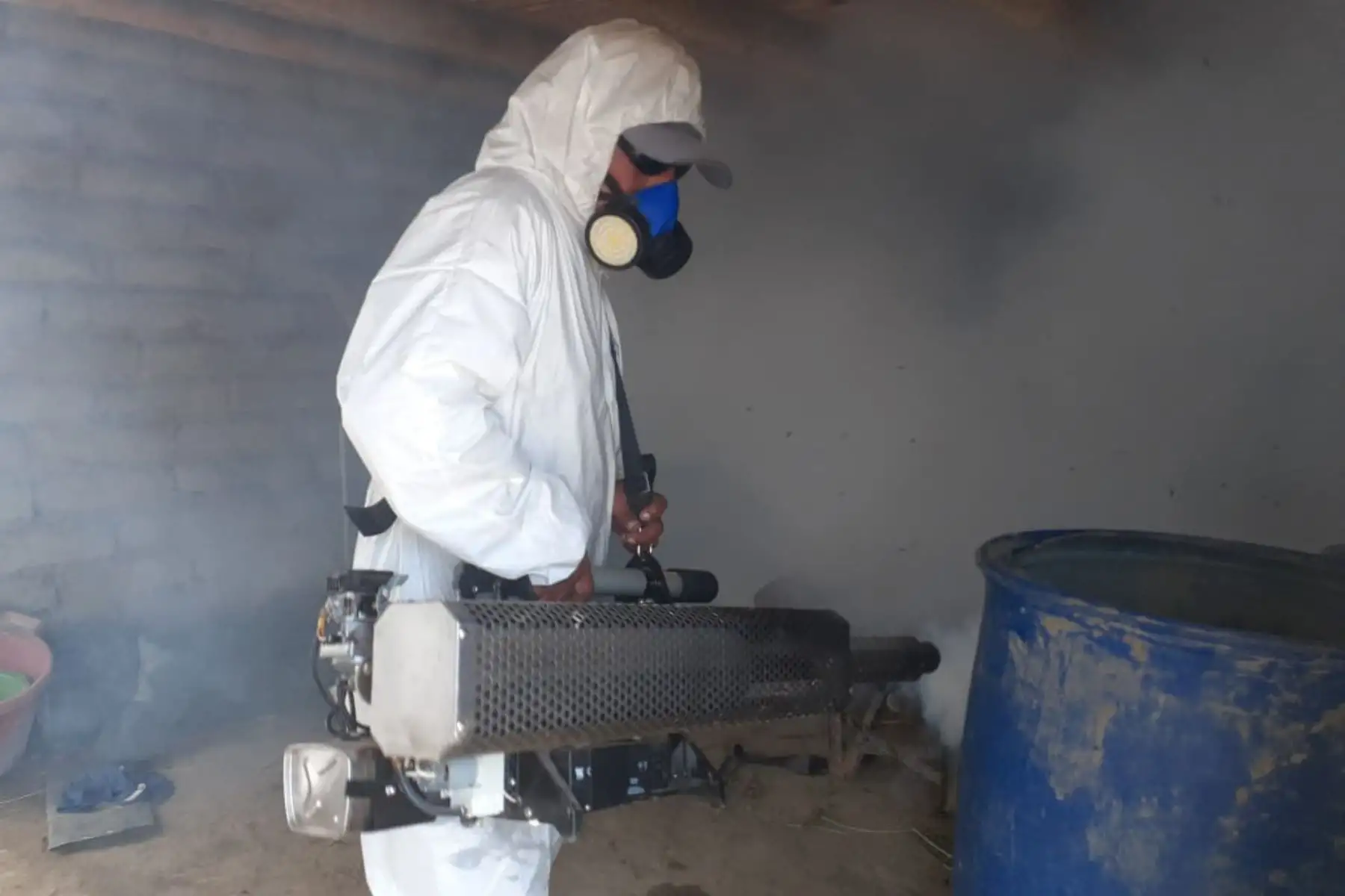 Brigadistas de Salud de La Libertad fumigan viviendas y zonas críticas de Magdalena de Cao para prevenir el dengue, zika y chikunguña. ANDINA/Difusión