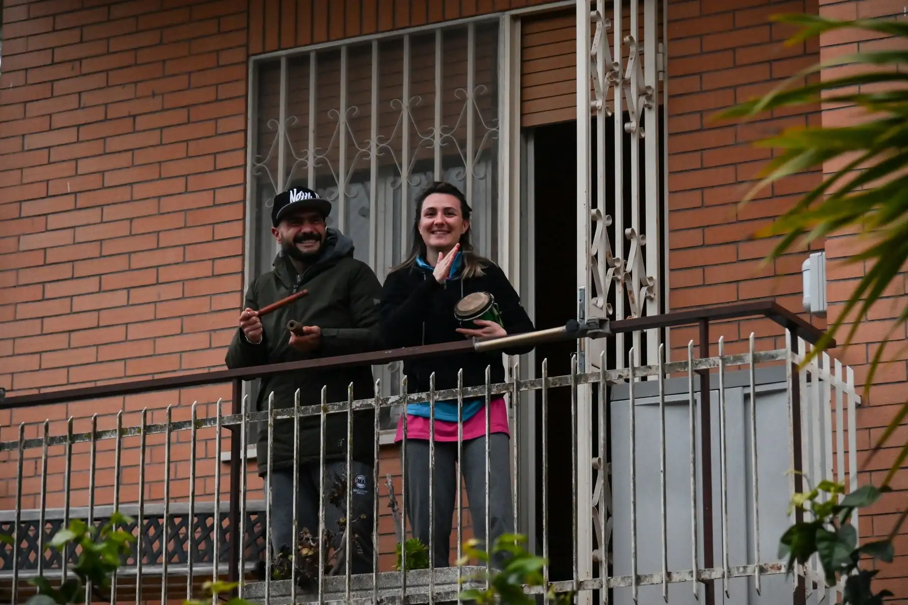 La gente toca el himno nacional italiano con instrumentos musicales desde la ventana de su apartamento durante un flash mob llamado "¡Mira desde la ventana, Roma mía!", destinado a animar el silencio de la ciudad durante el nuevo encierro de coronavirus, en Roma.
Foto: AFP