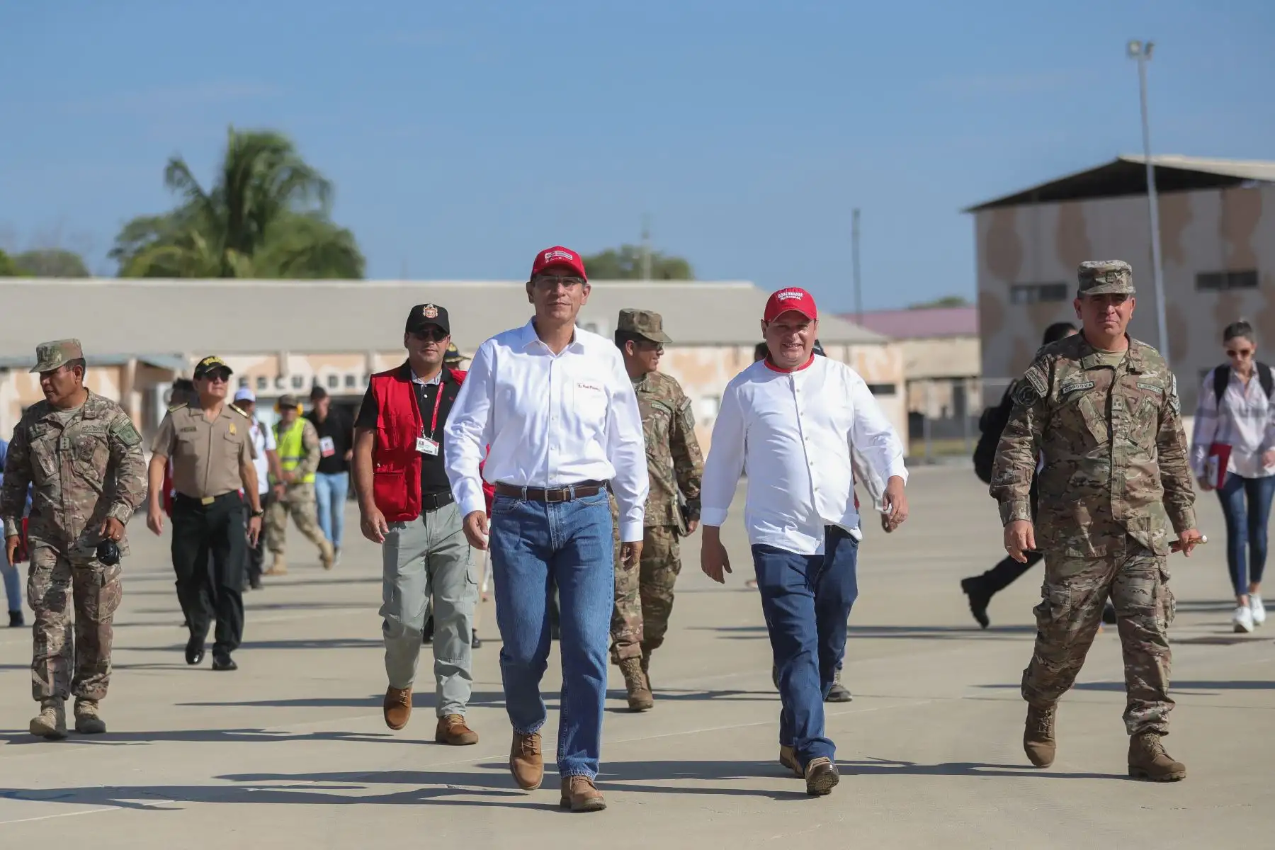 Presidente Martín Vizcarra llegó a la región Piura para inspeccionar las obras de mejoramiento en las Instituciones Educativas: Sabina Cueva y Max Inga, en el distrito de Chulucanas. Además, supervisó los avances en la carretera departamental Costanera.
Foto: ANDINA/Prensa Presidencia