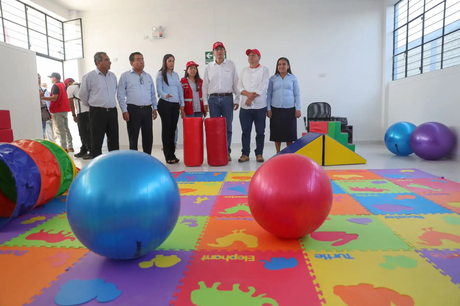 Presidente Martín Vizcarra llegó a la región Piura para inspeccionar las obras de mejoramiento en las Instituciones Educativas: Sabina Cueva y Max Inga, en el distrito de Chulucanas. Además, supervisó los avances en la carretera departamental Costanera.
Foto: ANDINA/Prensa Presidencia