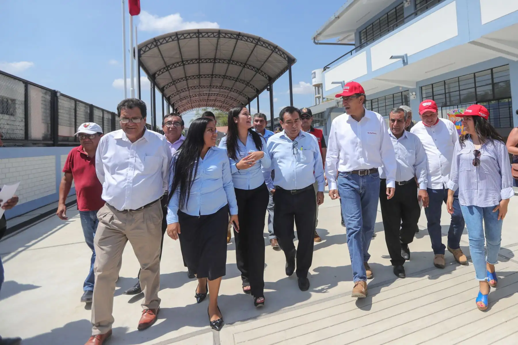 Presidente Martín Vizcarra llegó a la región Piura para inspeccionar las obras de mejoramiento en las Instituciones Educativas: Sabina Cueva y Max Inga, en el distrito de Chulucanas. Además, supervisó los avances en la carretera departamental Costanera.
Foto: ANDINA/Prensa Presidencia