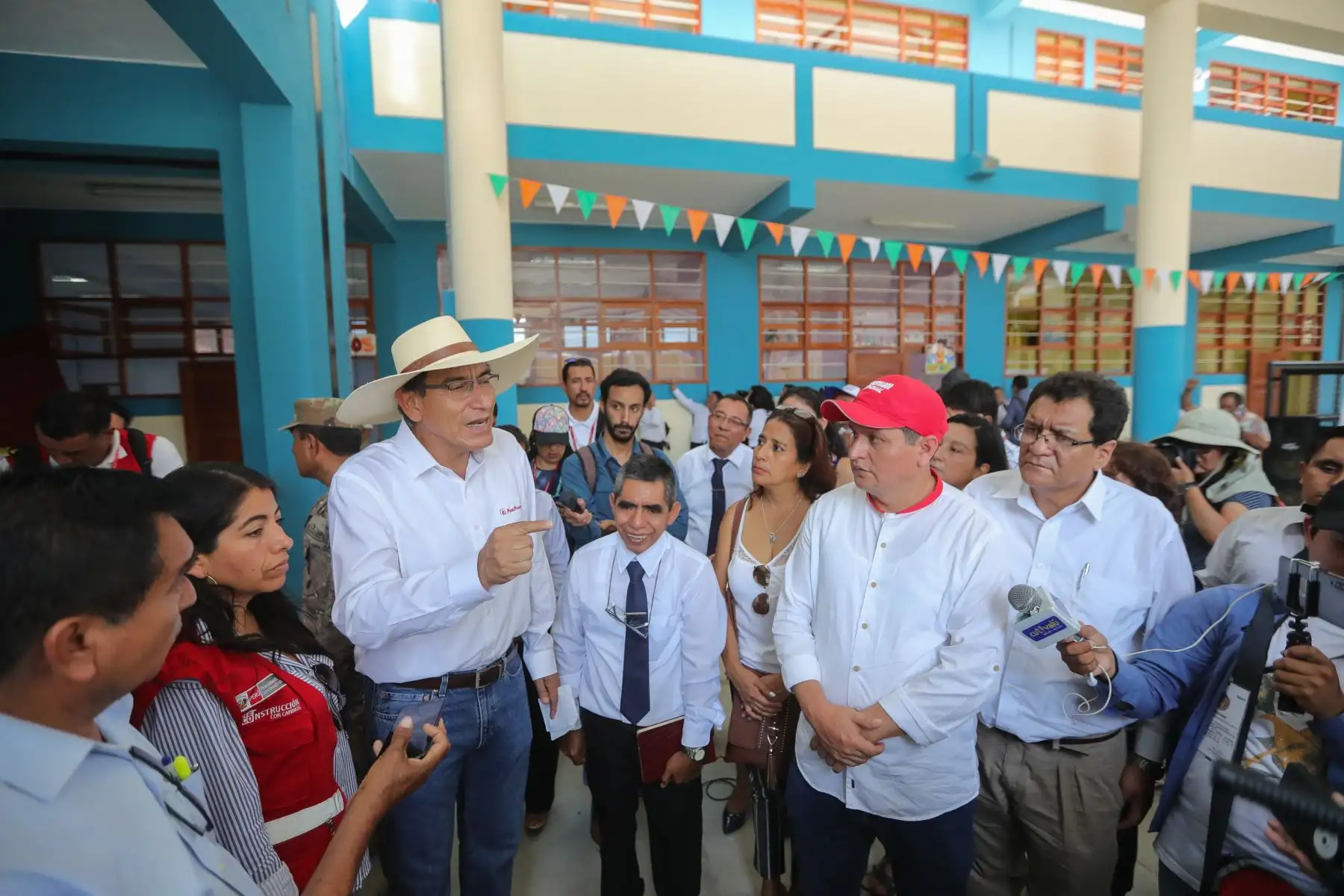 Presidente Martín Vizcarra llegó a la región Piura para inspeccionar las obras de mejoramiento en las Instituciones Educativas: Sabina Cueva y Max Inga, en el distrito de Chulucanas. Además, supervisó los avances en la carretera departamental Costanera.
Foto: ANDINA/Prensa Presidencia