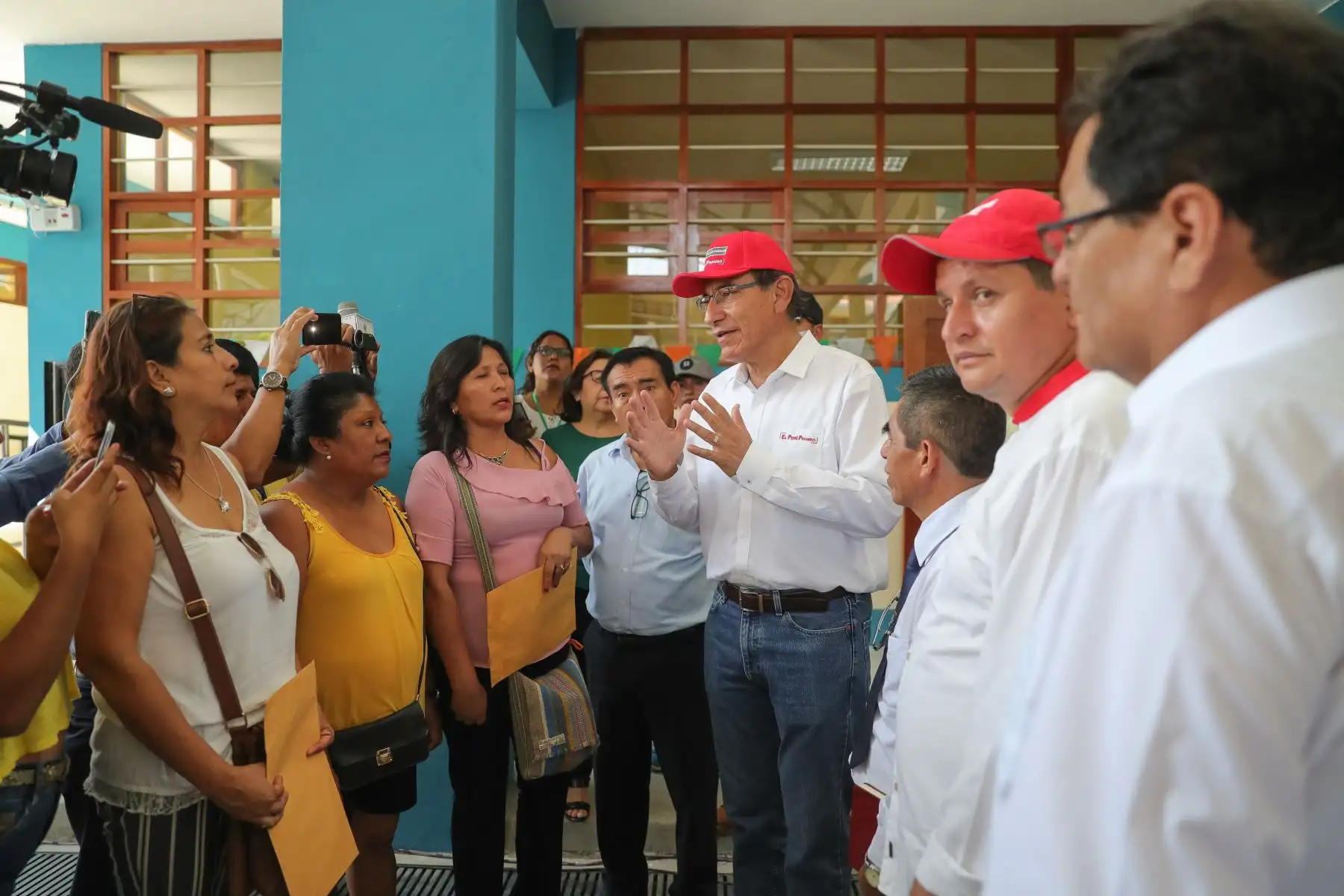 Presidente Martín Vizcarra llegó a la región Piura para inspeccionar las obras de mejoramiento en las Instituciones Educativas: Sabina Cueva y Max Inga, en el distrito de Chulucanas. Además, supervisó los avances en la carretera departamental Costanera.
Foto: ANDINA/Prensa Presidencia