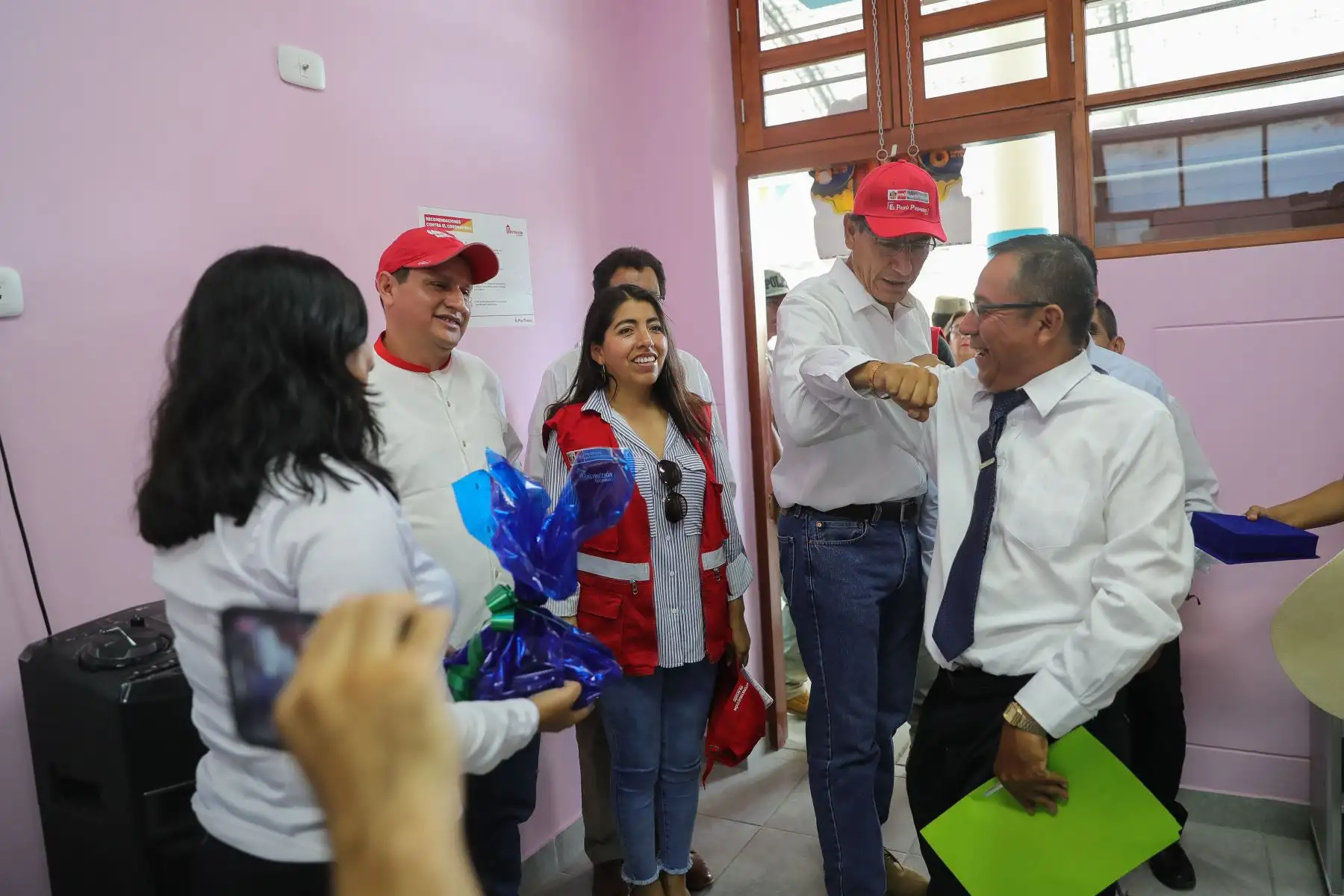 Presidente Martín Vizcarra llegó a la región Piura para inspeccionar las obras de mejoramiento en las Instituciones Educativas: Sabina Cueva y Max Inga, en el distrito de Chulucanas. Además, supervisó los avances en la carretera departamental Costanera.
Foto: ANDINA/Prensa Presidencia