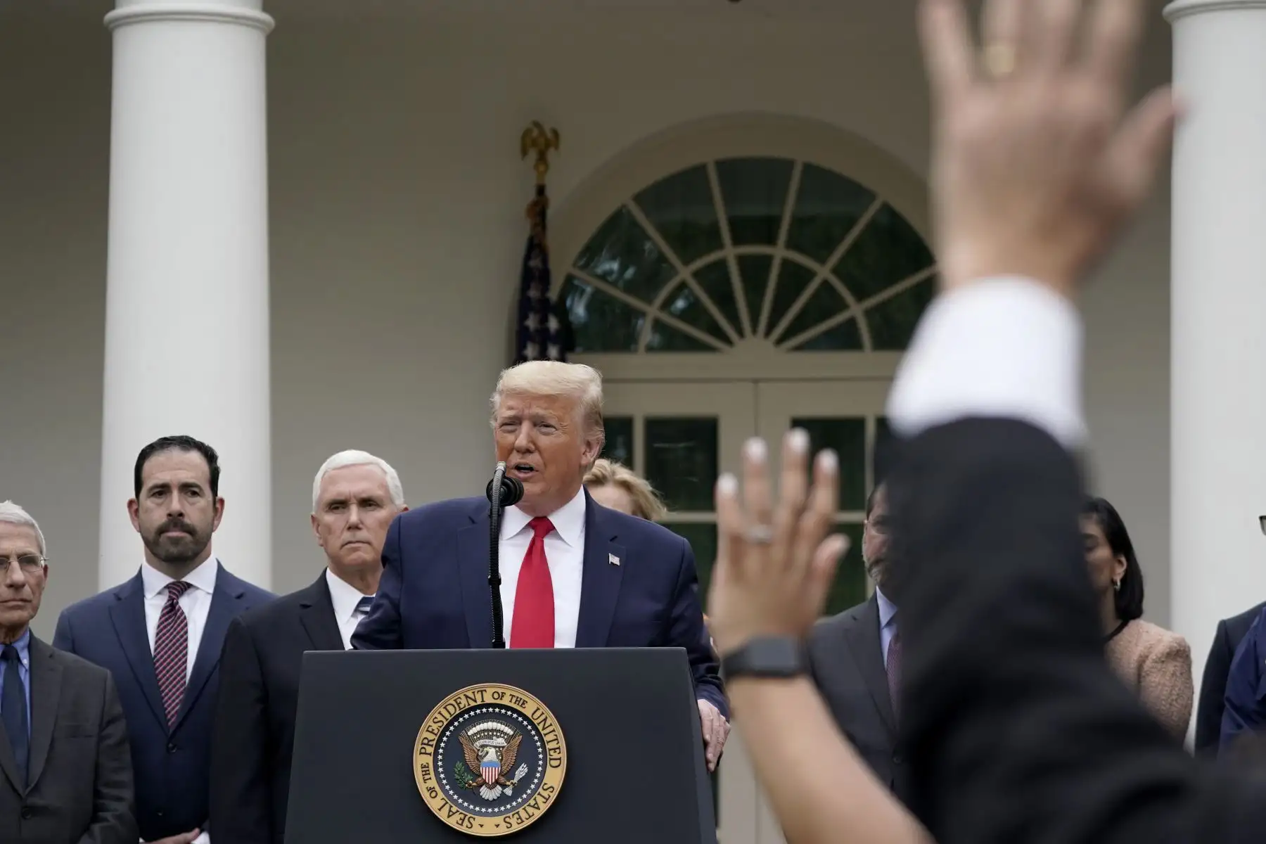 El presidente Donald Trump responde preguntas en una conferencia de prensa sobre la actual pandemia mundial de coronavirus en el jardín de rosas en la Casa Blanca.
Foto: AFP