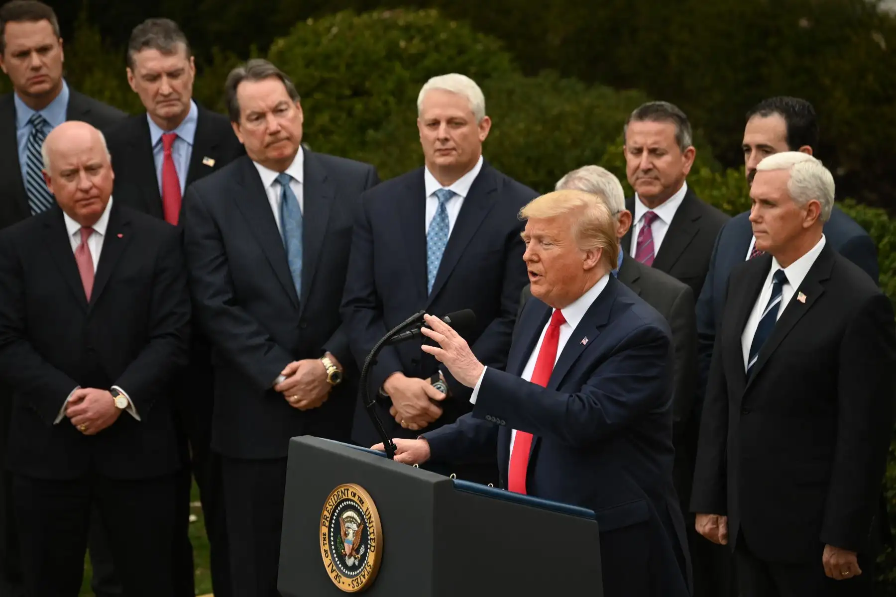 Rodeado por miembros de la Fuerza de Tarea de Coronavirus de la Casa Blanca, el presidente de los Estados Unidos, Donald Trump, habla en una conferencia de prensa sobre COVID-19 en Washington.
Foto: AFP