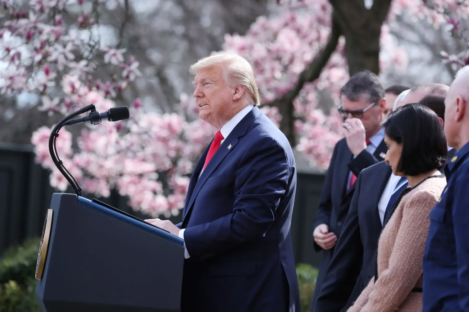 El presidente de los Estados Unidos, Donald J. Trump, declara una emergencia nacional debido a la pandemia de coronavirus COVID-19, en el Jardín de las Rosas de la Casa Blanca, en Washington.
Foto: EFE
