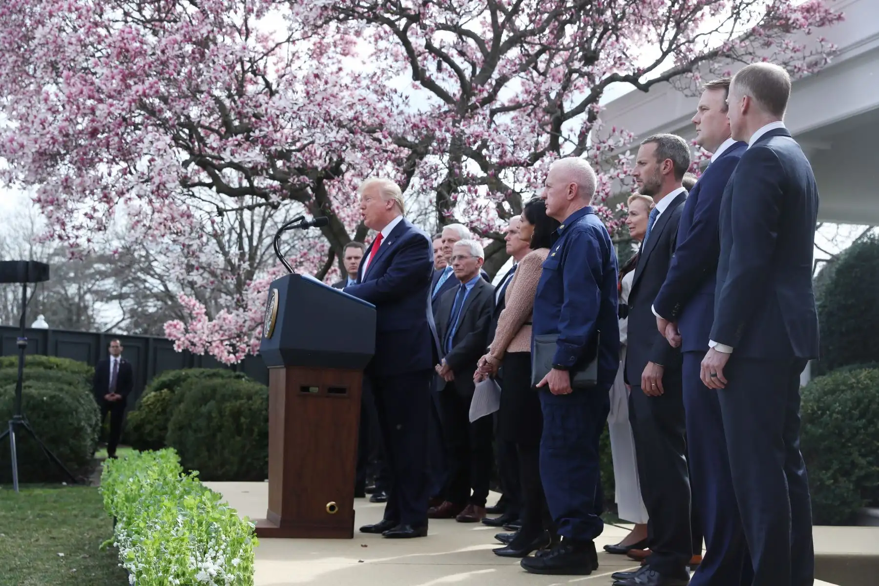 El presidente de los Estados Unidos, Donald J. Trump, declara una emergencia nacional debido a la pandemia de coronavirus COVID-19, en el Jardín de las Rosas de la Casa Blanca, en Washington.
Foto: EFE