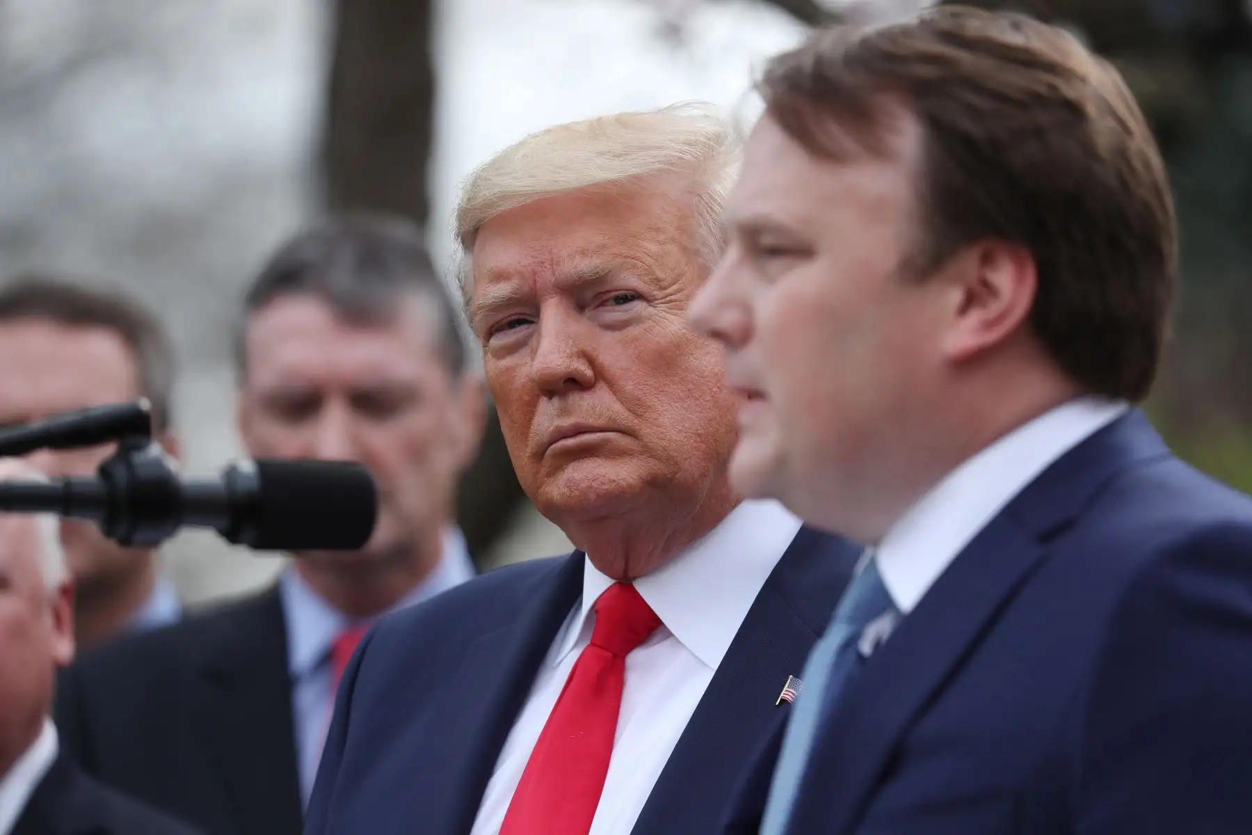 El presidente de los Estados Unidos, Donald J. Trump  escucha mientras el director de operaciones de Signify Health, David Pierre, habla después de que Trump declaró una emergencia nacional debido a la pandemia de coronavirus COVID-19.
Foto: AFP