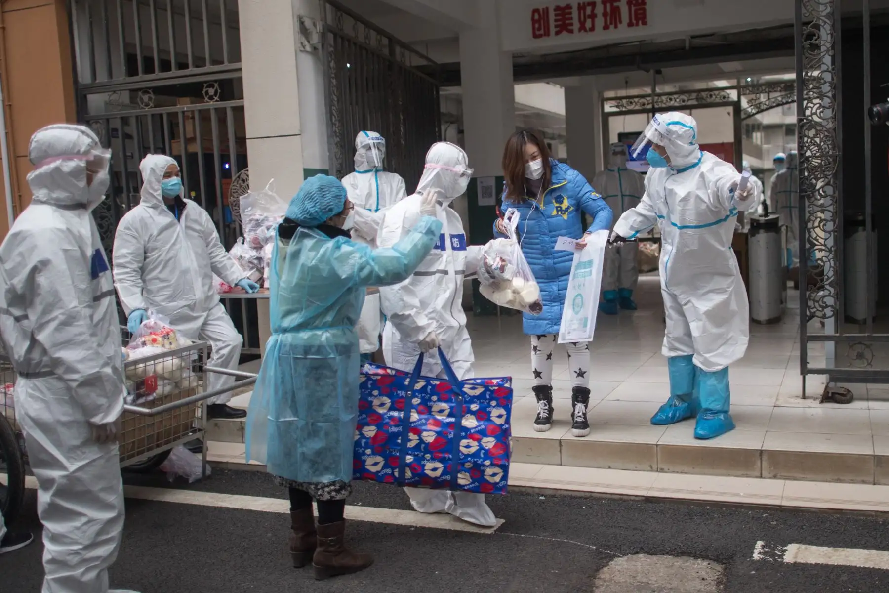 Paciente  se despide de  trabajadores antes de dejar la estación de tratamiento médico donde estuvo en cuarentena, en Wuhan, en la provincia de Hubei.
Foto: XINXUA