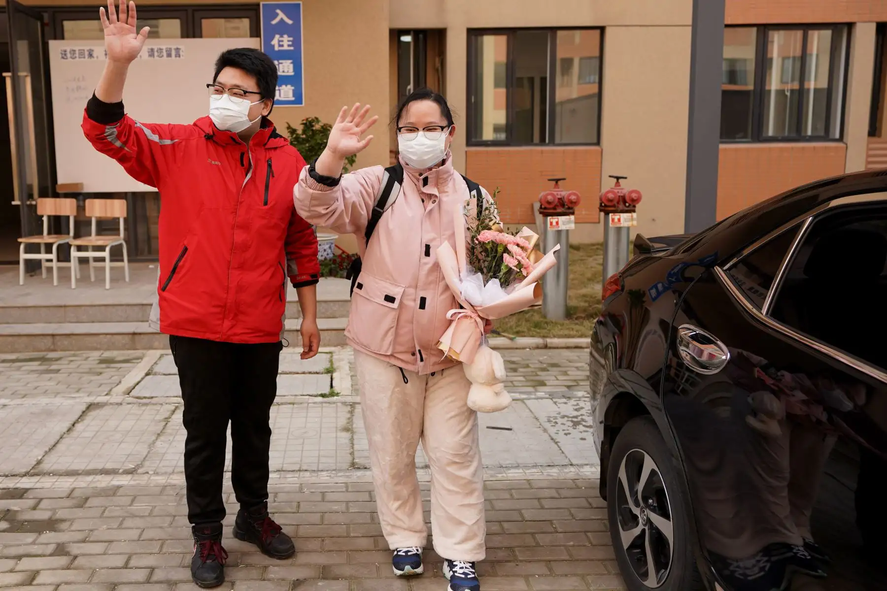 El señor Lyu  y su esposa la señora Yang , se despiden de los trabajadores de una la estación de tratamiento médico, en Wuhan, en la provincia de Hubei, en el centro de China.
Foto: XINXUA