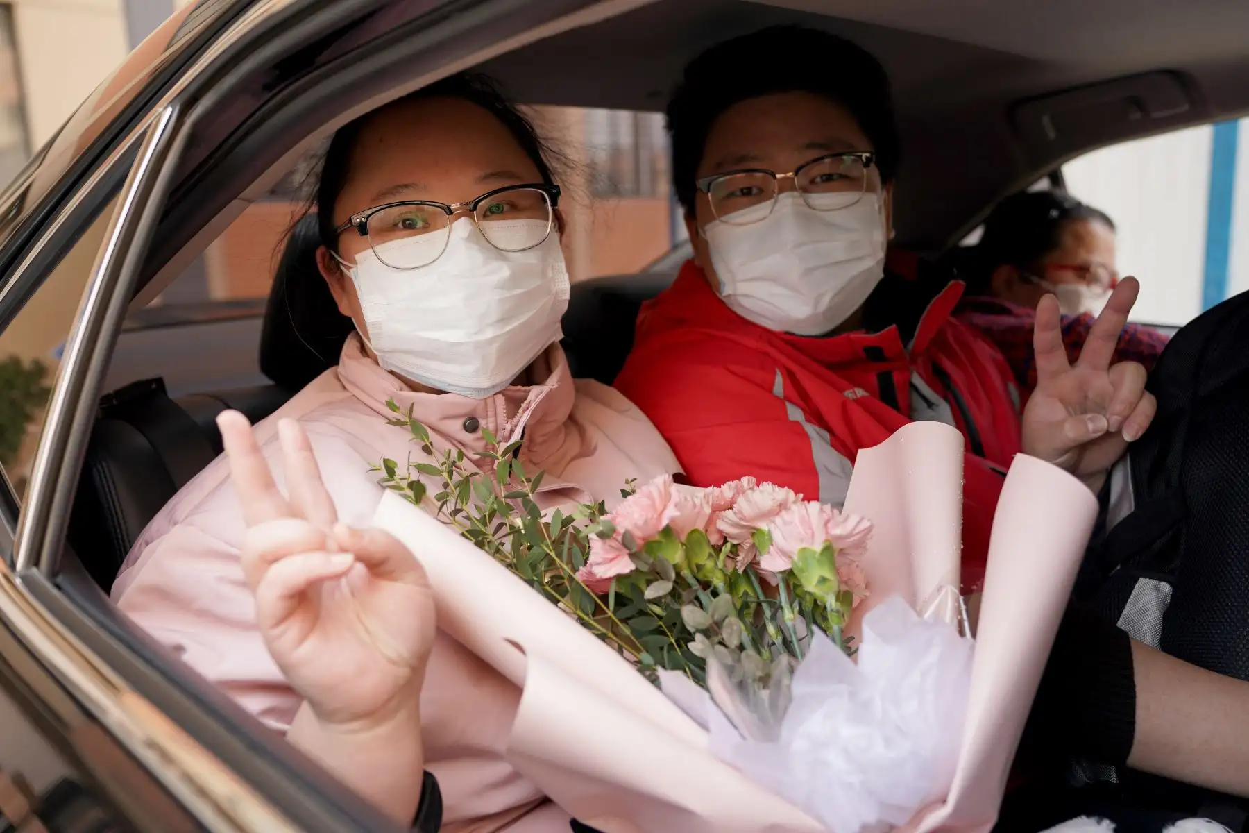 El señor Lyu  y su esposa la señora Yang , se despiden de los trabajadores de una la estación de tratamiento médico, en Wuhan, en la provincia de Hubei, en el centro de China.
Foto: XINXUA