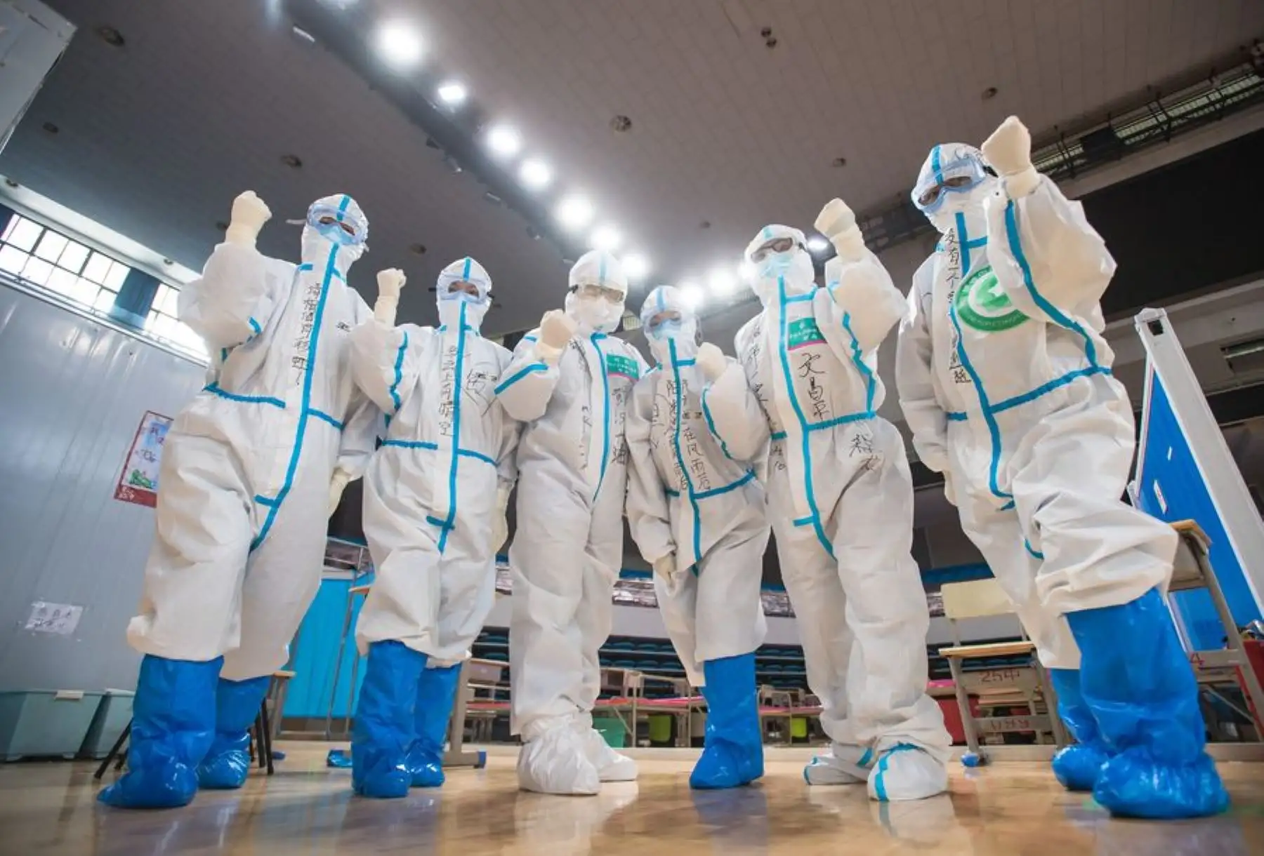 Trabajadores médicos posando después de despedir a los pacientes curados en el hospital temporal Wuchang, en Wuhan, provincia de Hubei.
Foto:Xinhua