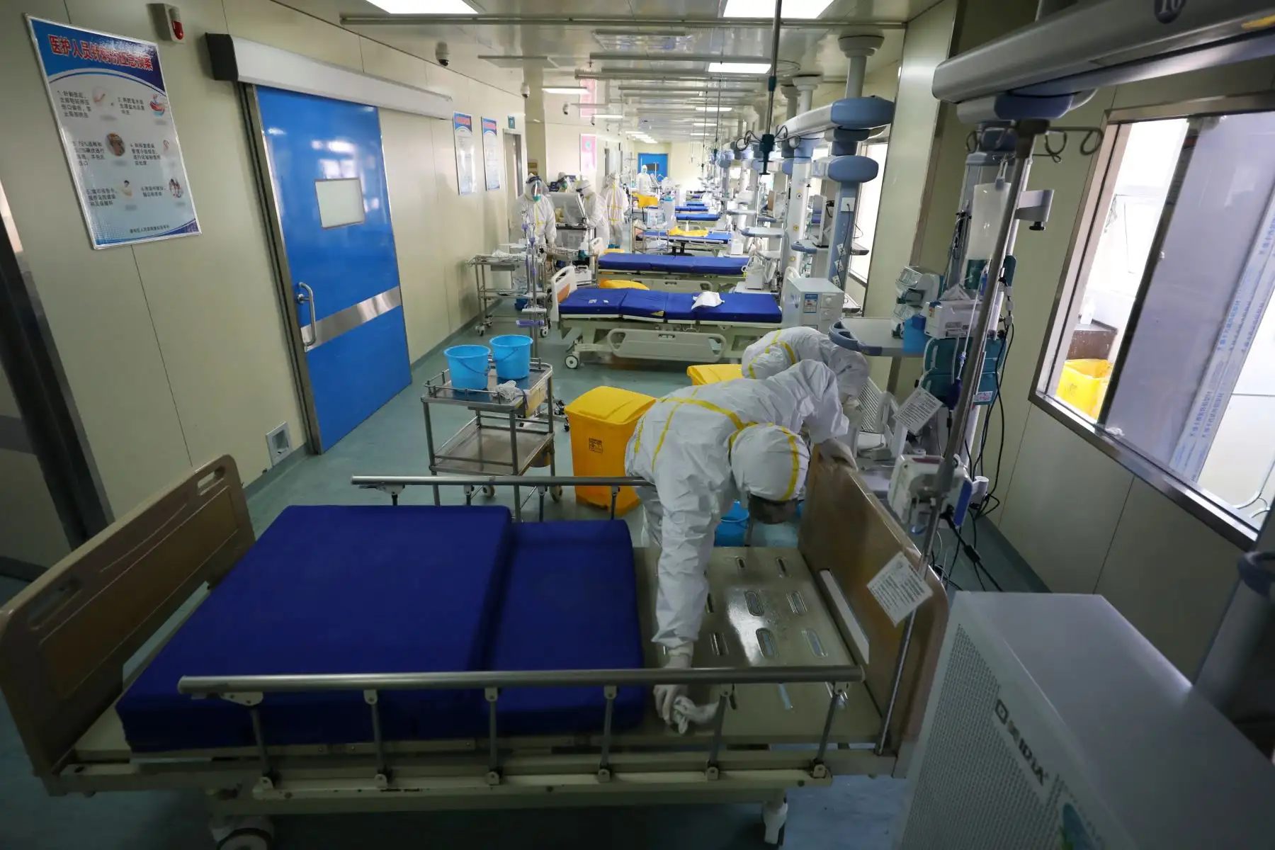 Los trabajadores médicos preparan la sala de la UCI para admitir pacientes críticos no relacionados con el brote de coronavirus y COVID-19, en el Hospital Wuhan Union.
Foto: EFE