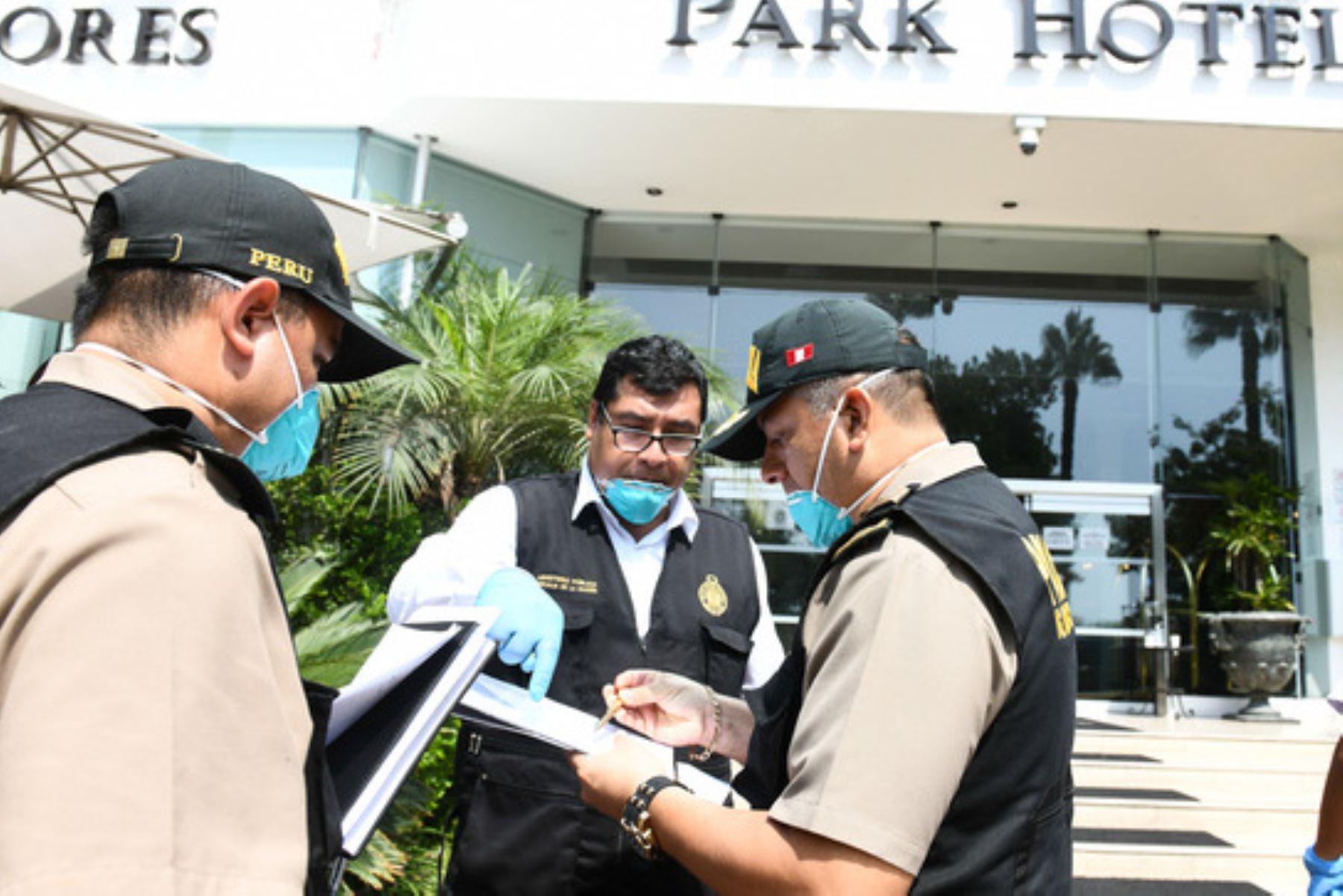 Junto a la Fiscalía, policías realizaron visitas de control donde se alojan turistas durante la cuarentena. Foto: Difusión