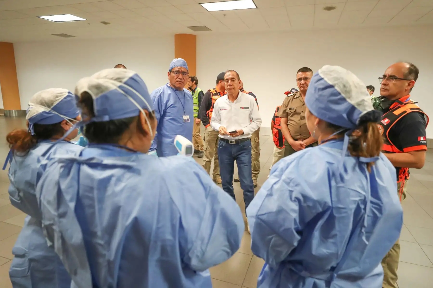 Ministro de Defensa, Walter Martos presidió reunión multisectorial en el aeropuerto Jorge Chavéz  ante el coronavirus.
Foto: Mindef