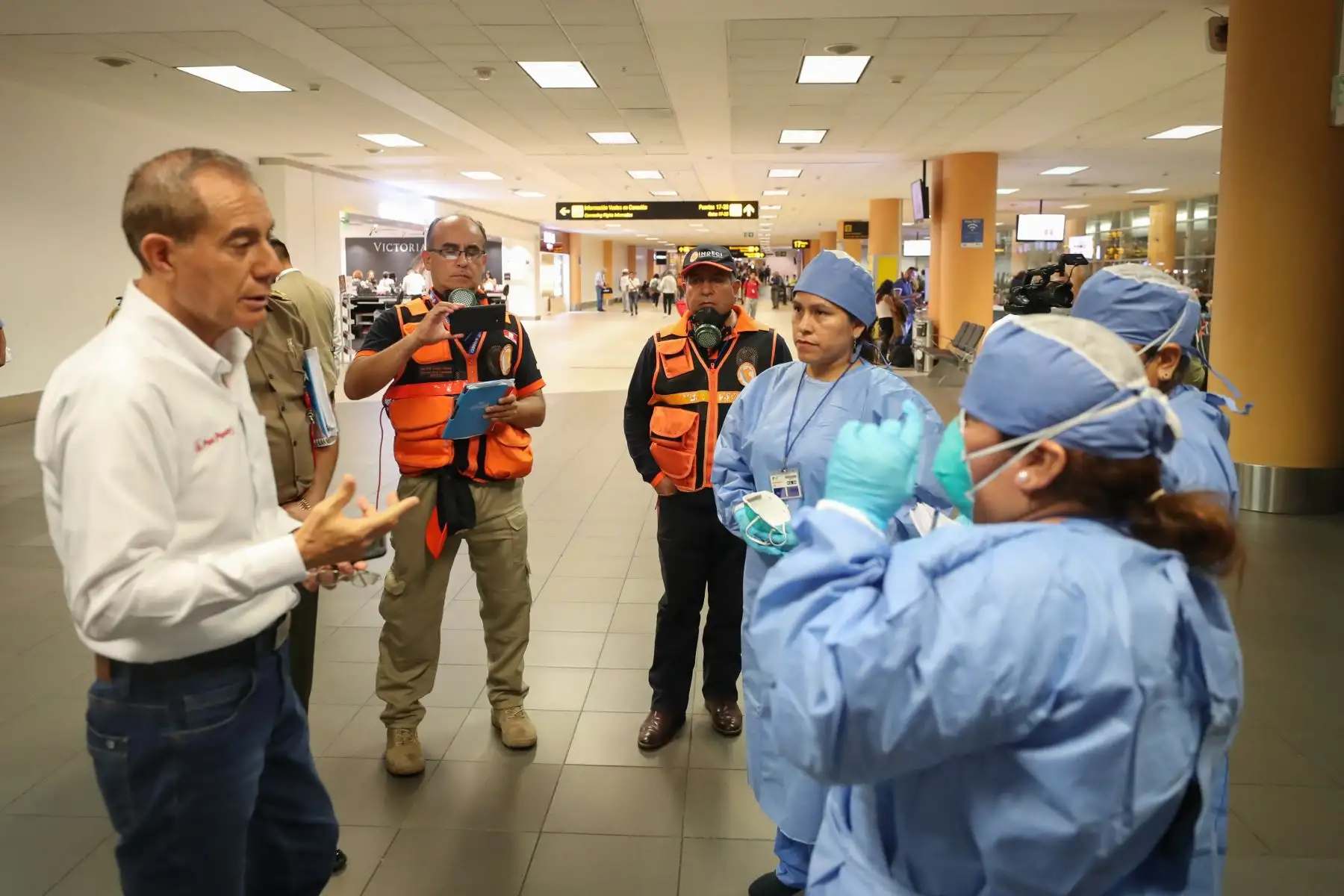 Ministro de Defensa, Walter Martos presidió reunión multisectorial en el aeropuerto Jorge Chavéz  ante el coronavirus.
Foto: Mindef