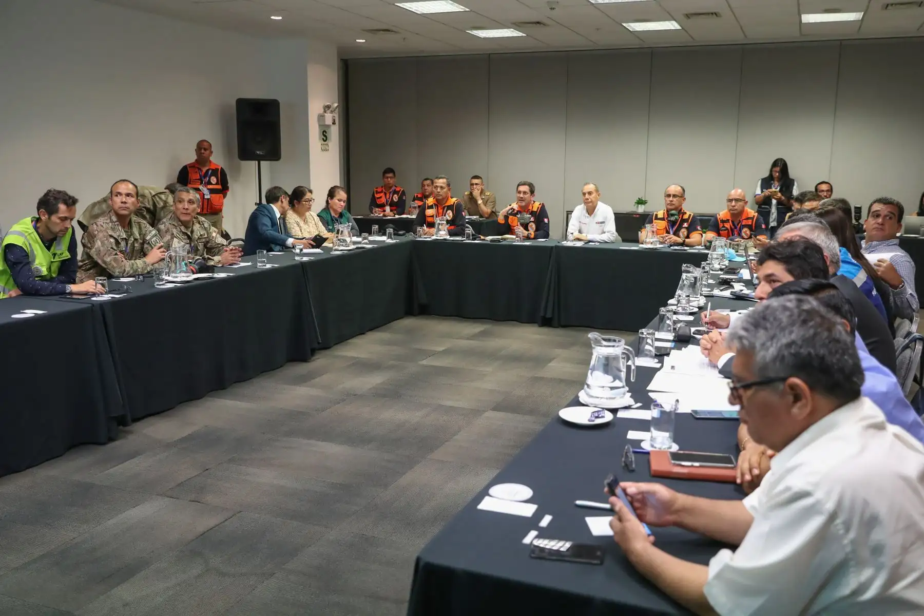 Ministro de Defensa, Walter Martos presidió reunión multisectorial en el aeropuerto Jorge Chavéz  ante el coronavirus.
Foto: Mindef