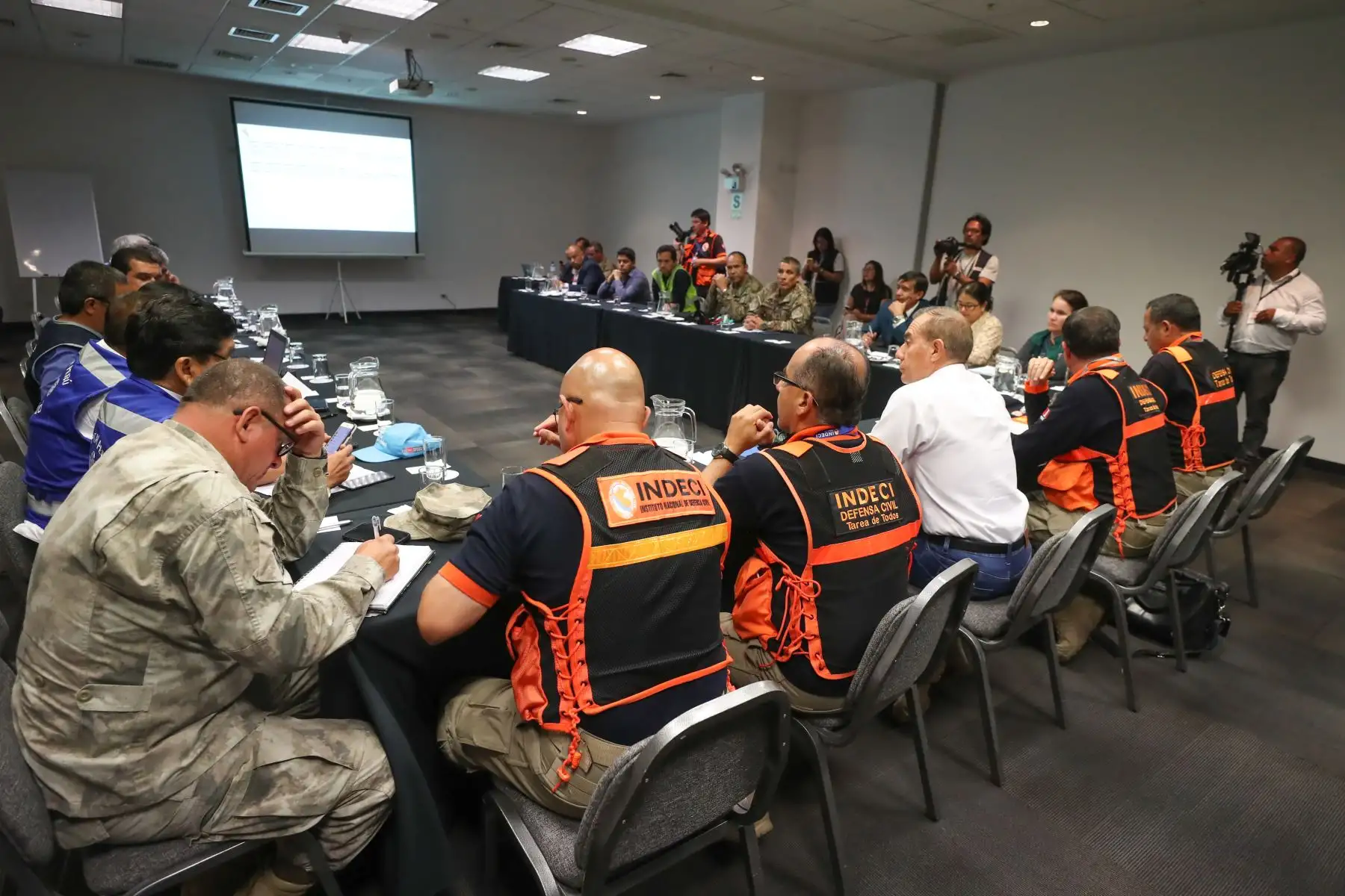 Ministro de Defensa, Walter Martos presidió reunión multisectorial en el aeropuerto Jorge Chavéz  ante el coronavirus.
Foto: Mindef