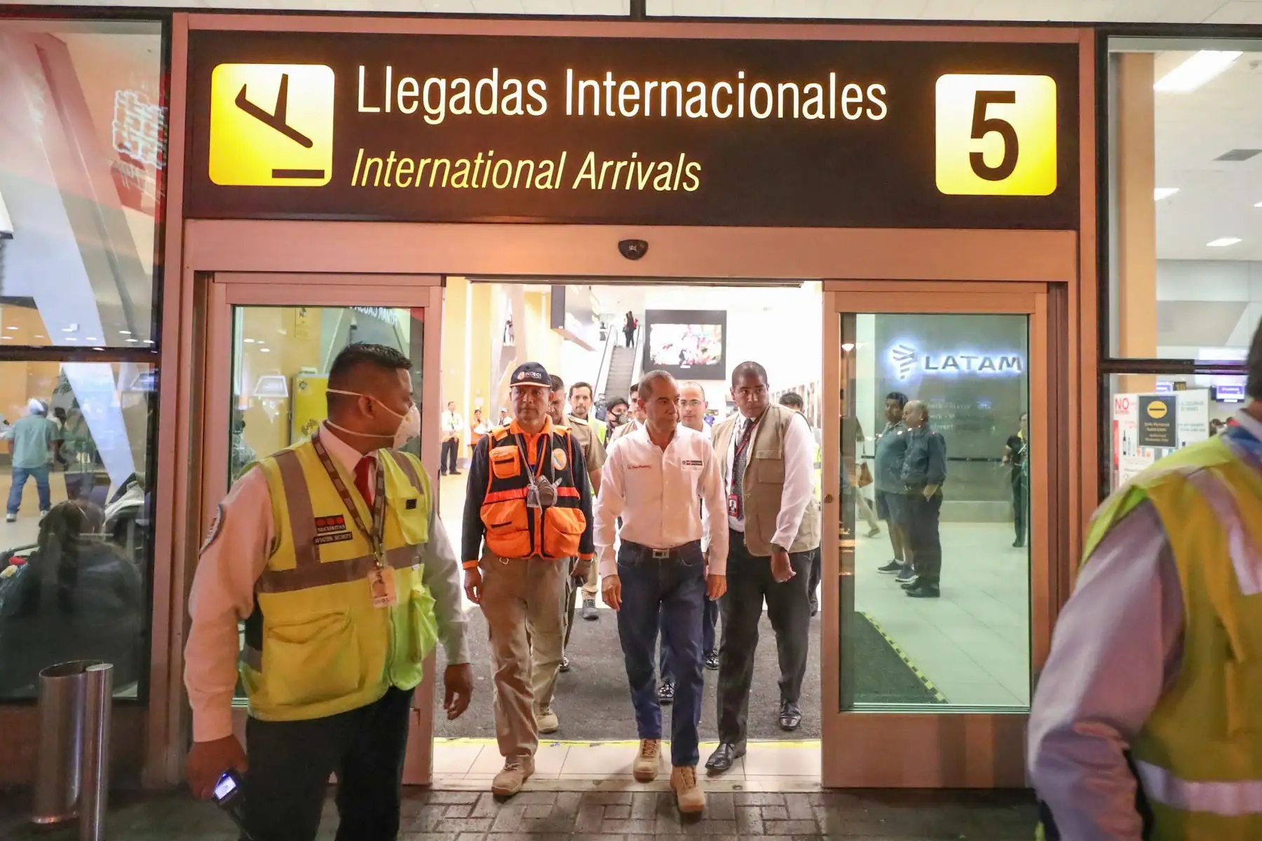Ministro de Defensa, Walter Martos presidió reunión multisectorial en el aeropuerto Jorge Chavéz  ante el coronavirus.
Foto: Mindef