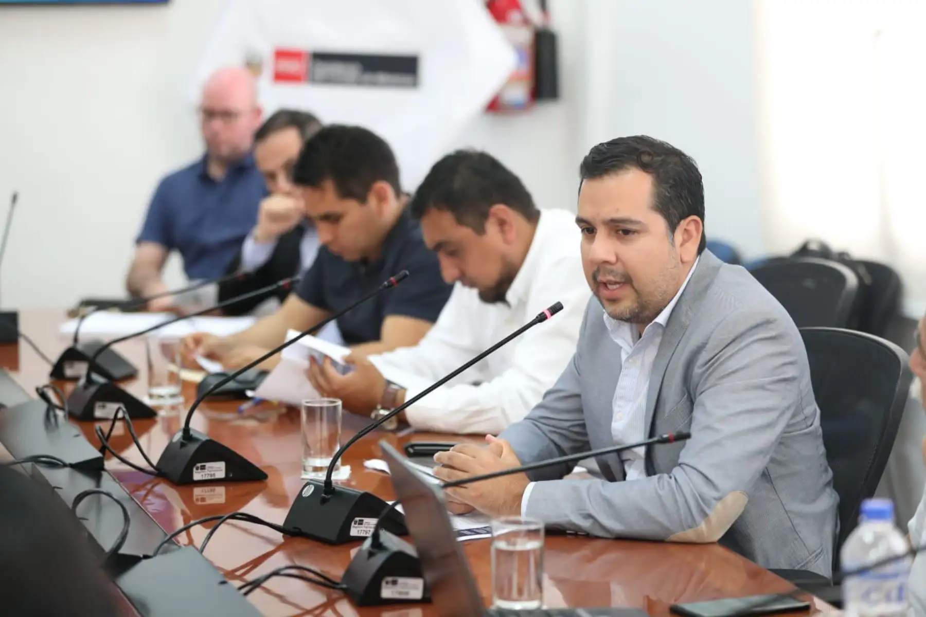 La Comisión Multisectorial de Alto Nivel contra el Coronavirus sostuvo una mesa técnica con los representantes de las aerolíneas que operan en el país, para evaluar facilidades a la ciudadanía ante la suspensión de vuelos a Europa y Asia.
Foto: PCM