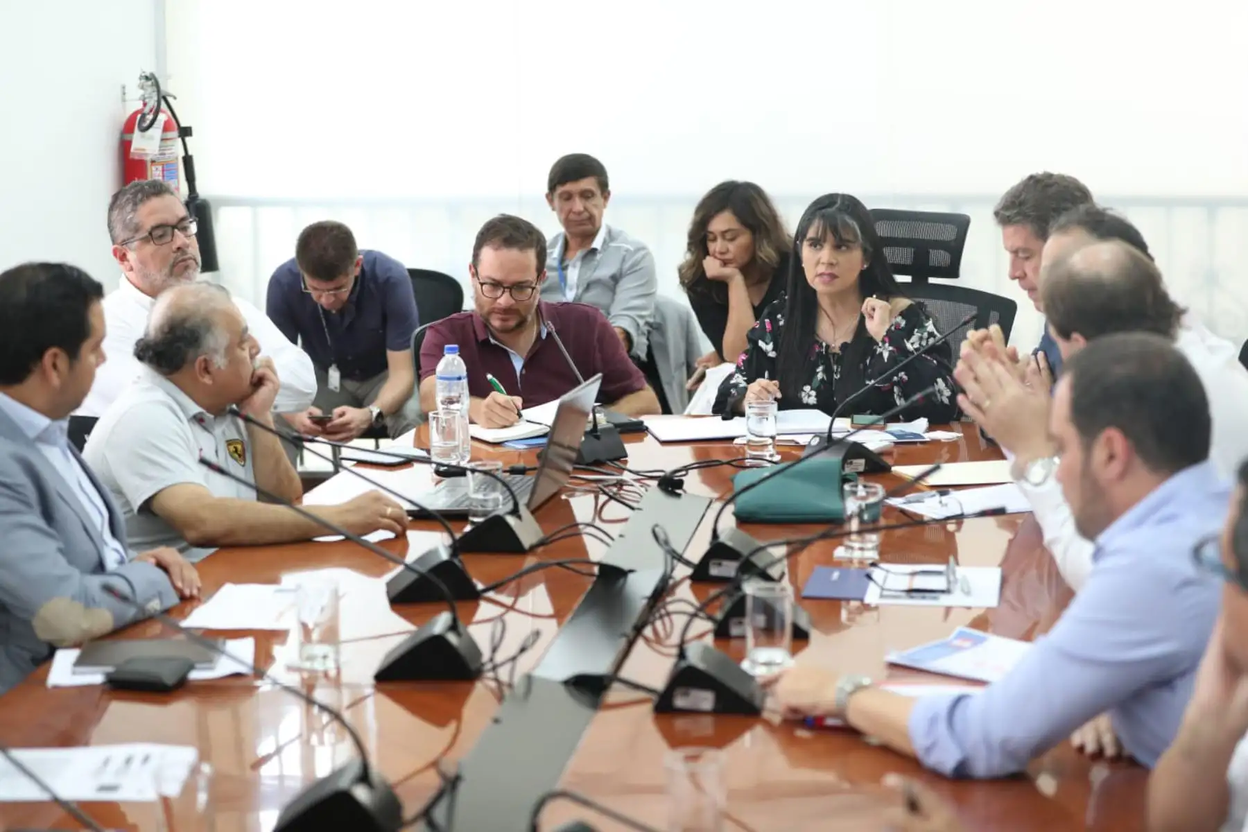 La Comisión Multisectorial de Alto Nivel contra el Coronavirus sostuvo una mesa técnica con los representantes de las aerolíneas que operan en el país, para evaluar facilidades a la ciudadanía ante la suspensión de vuelos a Europa y Asia.
Foto: PCM