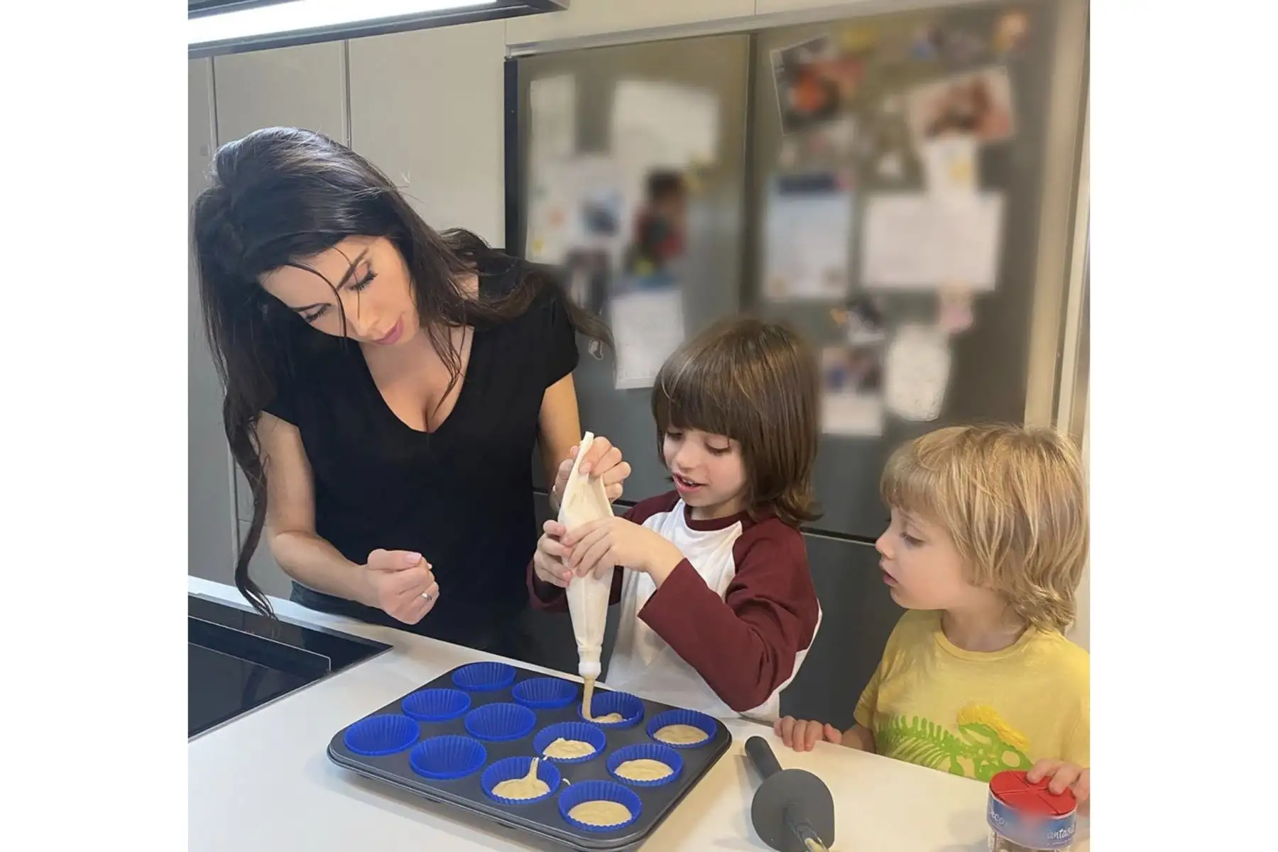 Pilar Rubio, esposa del futbolista  Sergio Ramos disfruta con sus hijos, tras quedarse en casa como medida de precaución ante la amenaza del coronavirus.
Foto: Instagram Pilar Rubio