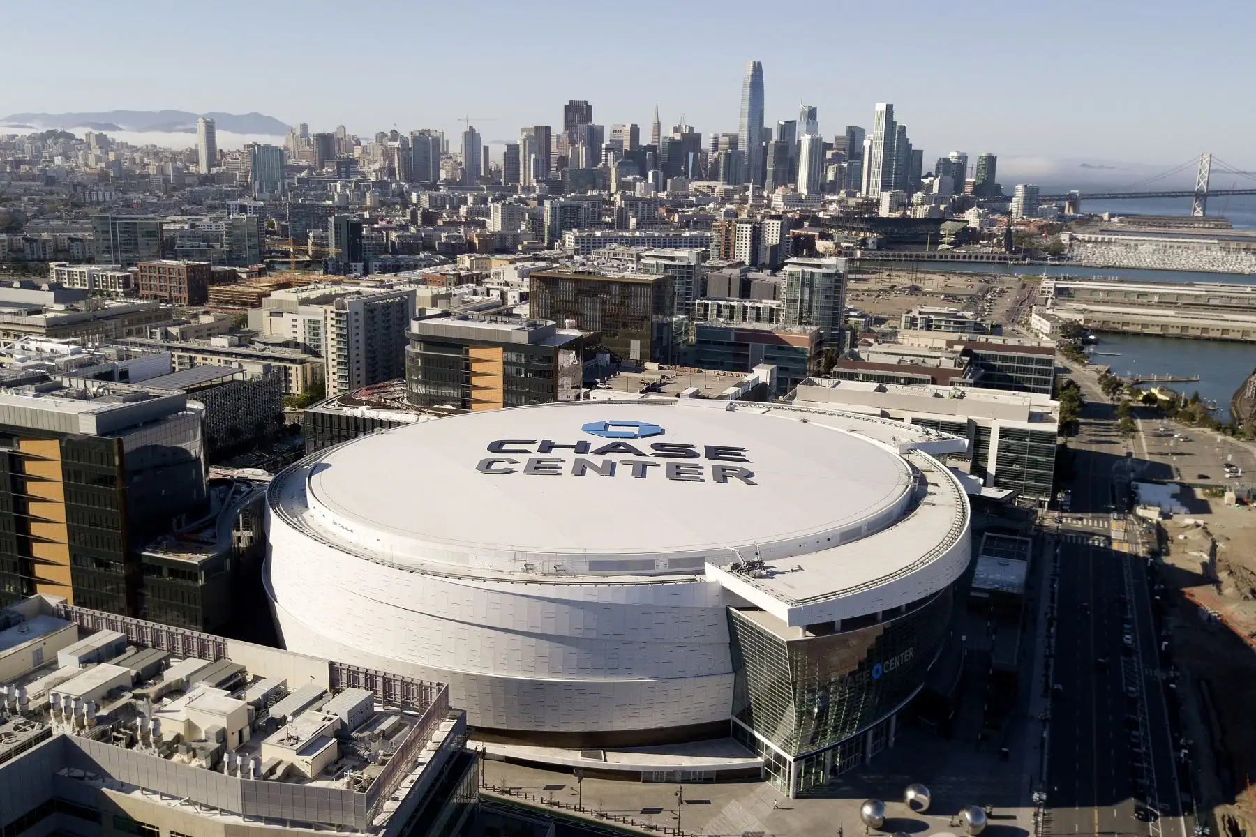 Golden State Warriors, se ve desde arriba en San Francisco, California. La NBA suspendió su temporada después de que un jugador de los Jazz de Utah dio positivo el miércoles por el coronavirus.
Foto: AFP