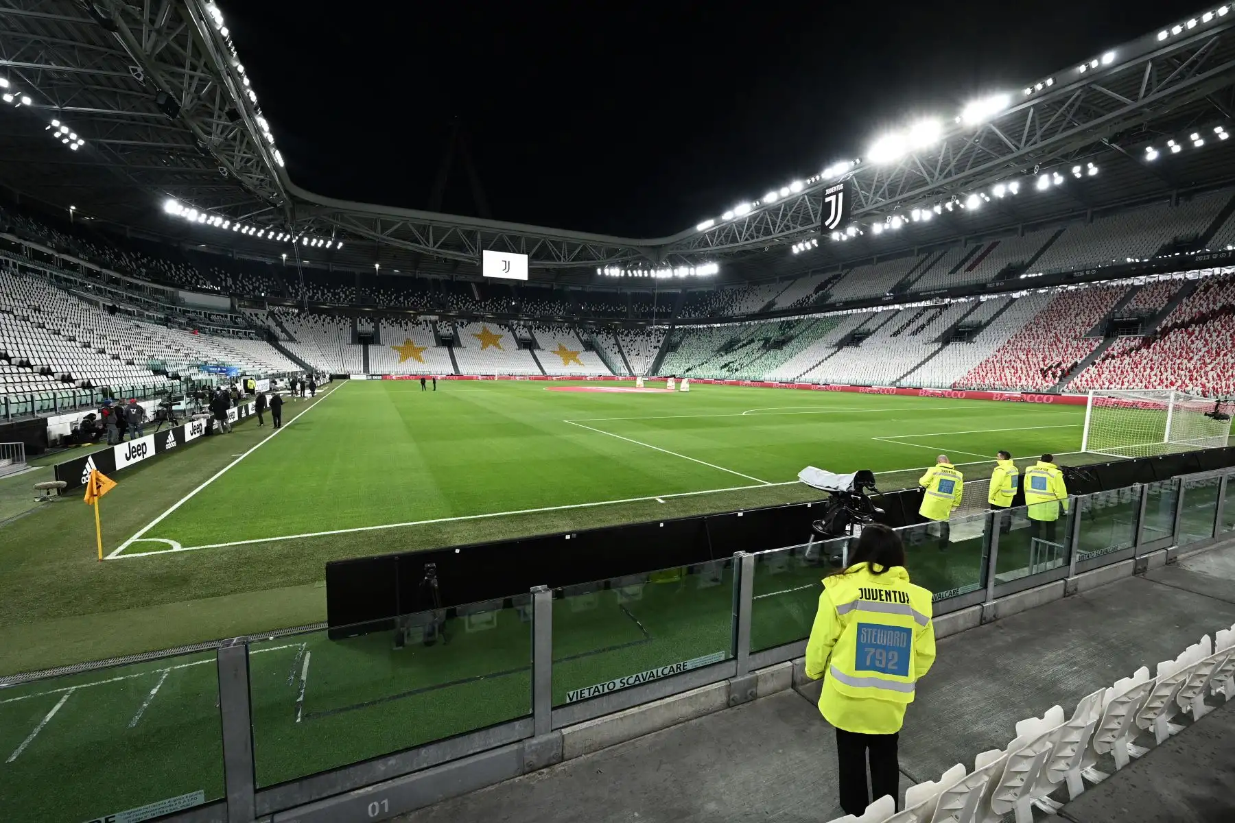 Un administrador del estadio mira el estadio vacío de la Juventus antes del partido de fútbol de la Serie A italiana Juventus vs Inter de Milán, que se jugará a puerta cerrada.
Foto: AFP