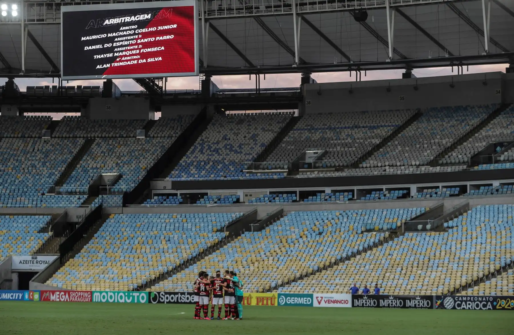 Los jugadores de Flamengo se reúnen antes de disputar el partido contra la Portuguesa, por el campeonato carioca de fútbol, ​​en el vacío estadio de Maracaná, este sábado en Río de Janeiro (Brasil)
Foto: EFE