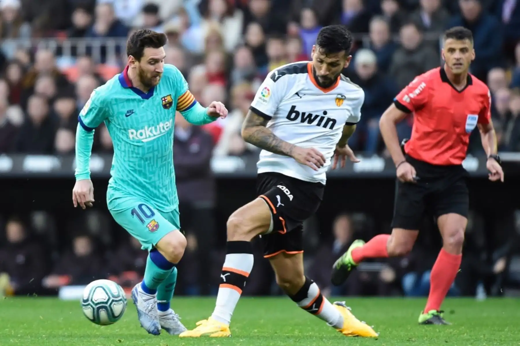 El argentino Ezequiel Garay, defensa del Valencia, se ha convertido en el primer jugador de la liga española en ser contagiado por el coronavirus