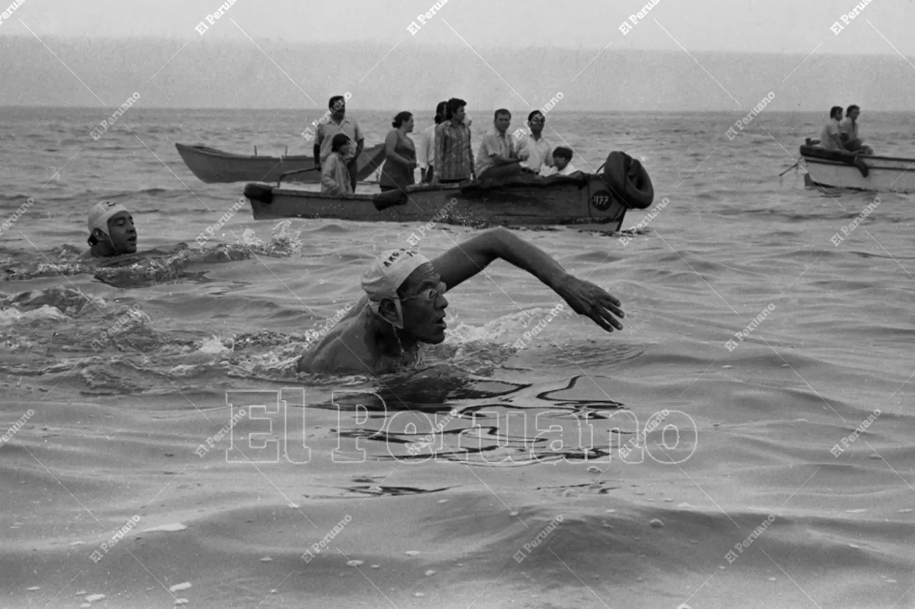 Callao - 30 marzo 1975 / Daniel Carpio "Carpayo" en plena travesía desde la isla San Lorenzo hasta La Punta. El ídolo de la natación peruana retornó al Perú después de 13 años. 
Foto: Archivo Histórico de El Peruano / Raúl Sagástegui