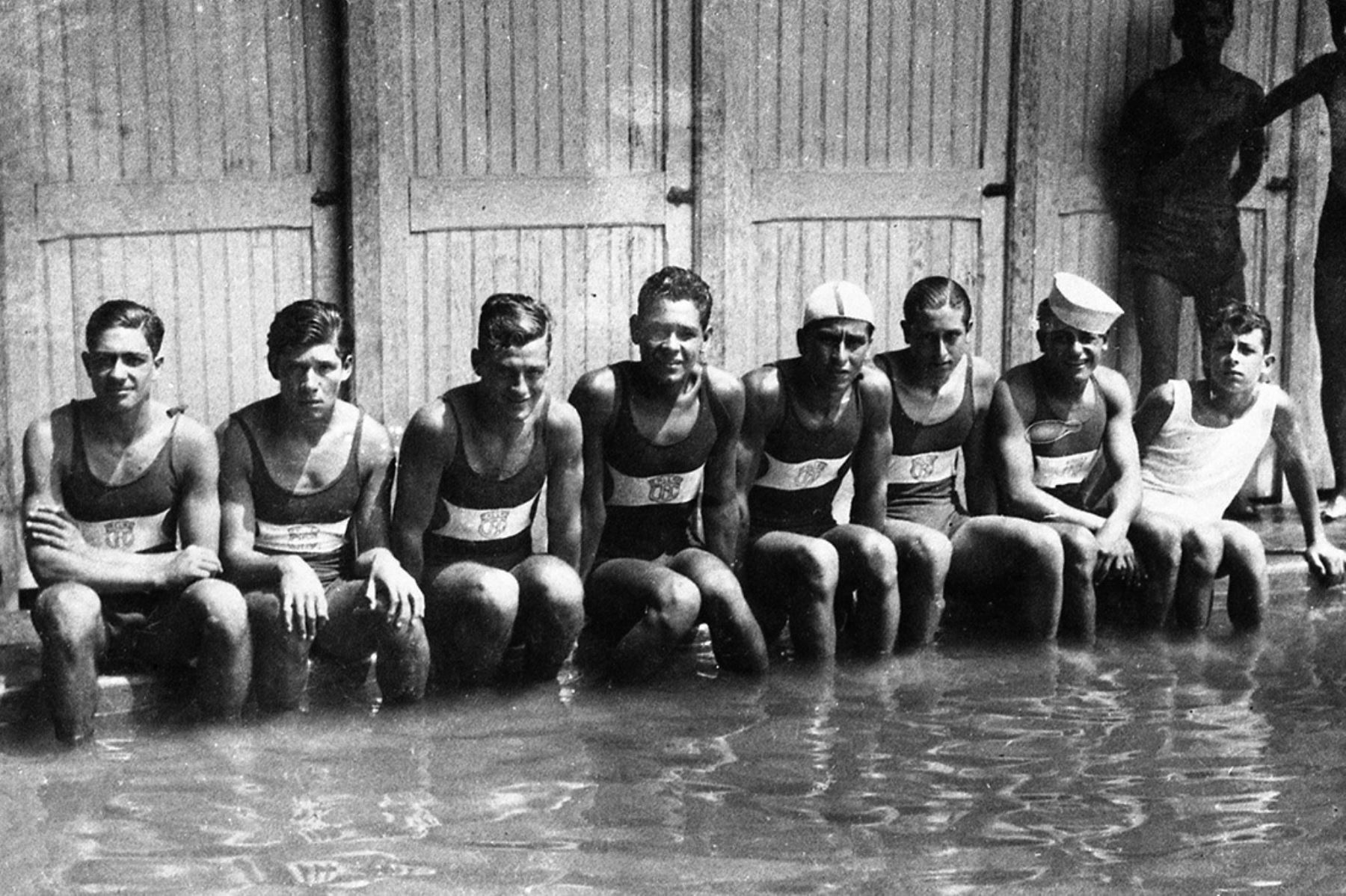 Lima - 1924 aprox. / Daniel Carpio "Carpayo" (al centro)) en la piscina de San Miguel junto a Juan Assereto, Gómez, "Corcho" Otero, Pancho Peralta y Antesana. 
Foto: Archivo Familiar / Archivo Histórico de El Peruano