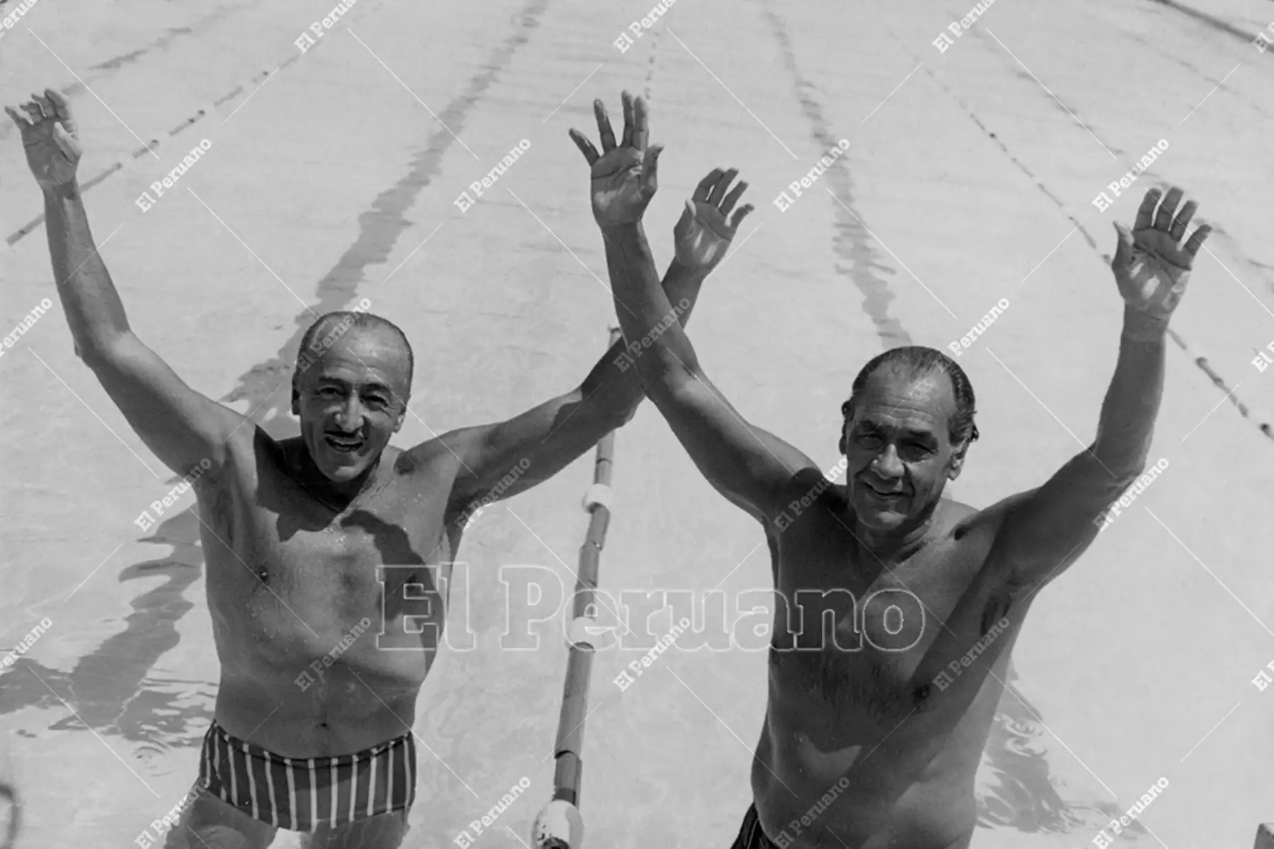 Lima - 27 marzo 1975 / Daniel Carpio  (der) junto al también legendario nadador Walter Ledgard (iz). 
Foto: Archivo Histórico de El Peruano / Máximo Miralles