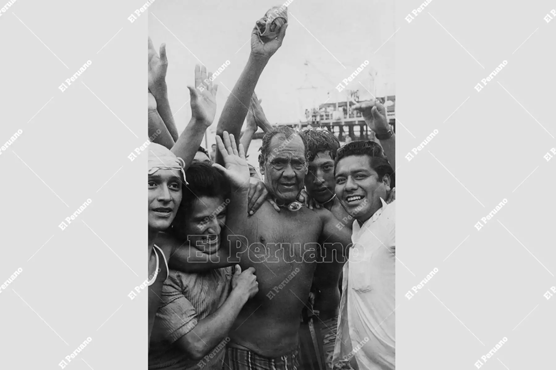Callao - 30 marzo 1975 / Carpayo aclamado por los chalacos luego de culminar con éxito una travesía a nado desde la isla San Lorenzo hasta La Punta. 
Foto: Archivo Histórico de El Peruano