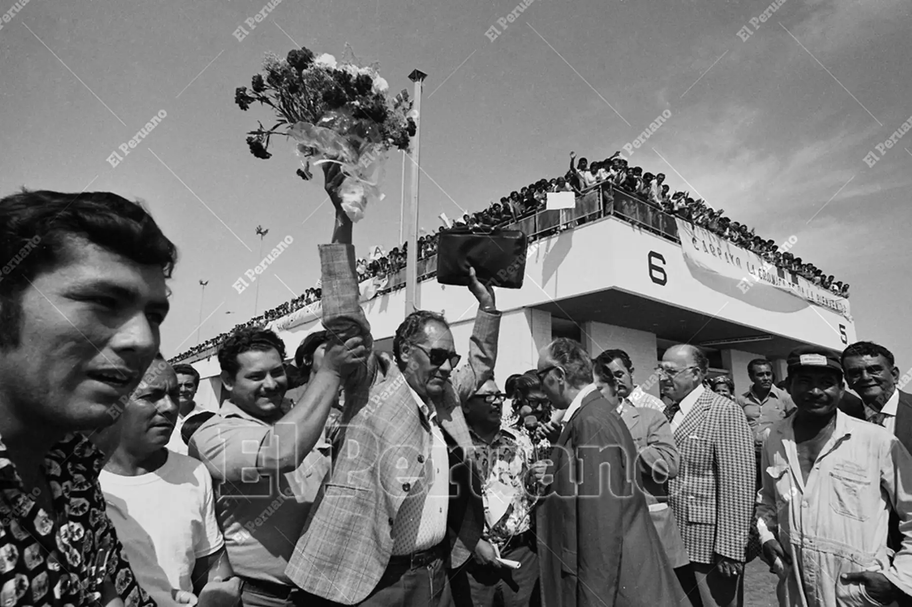 Callao - 15 marzo 1975 / Multitudinaria bienvenida a  Daniel Carpio "Carpayo" en el aeropuerto Jorge Chávez. El diario La Crónica hizo posible el retorno del destacado nadador peruano. 
Foto: Archivo Histórico de El Peruano / Rolando Ángeles