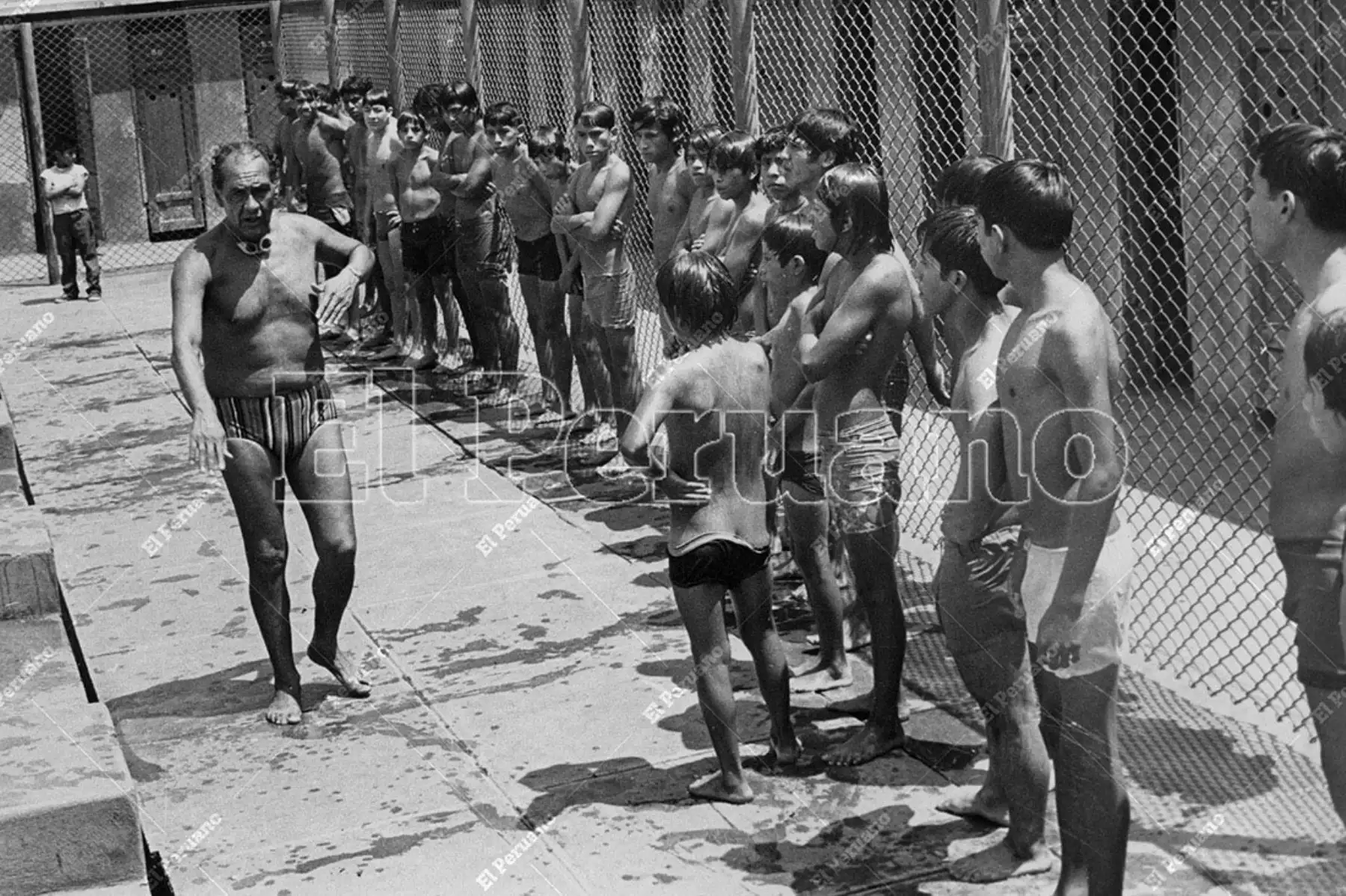 Lima - 1 abril 1975 / El destacado nadador Daniel Carpio comparte los secretos de la natación con un grupo de niños. 
Foto: Archivo Histórico de El Peruano / Virgilio Molero