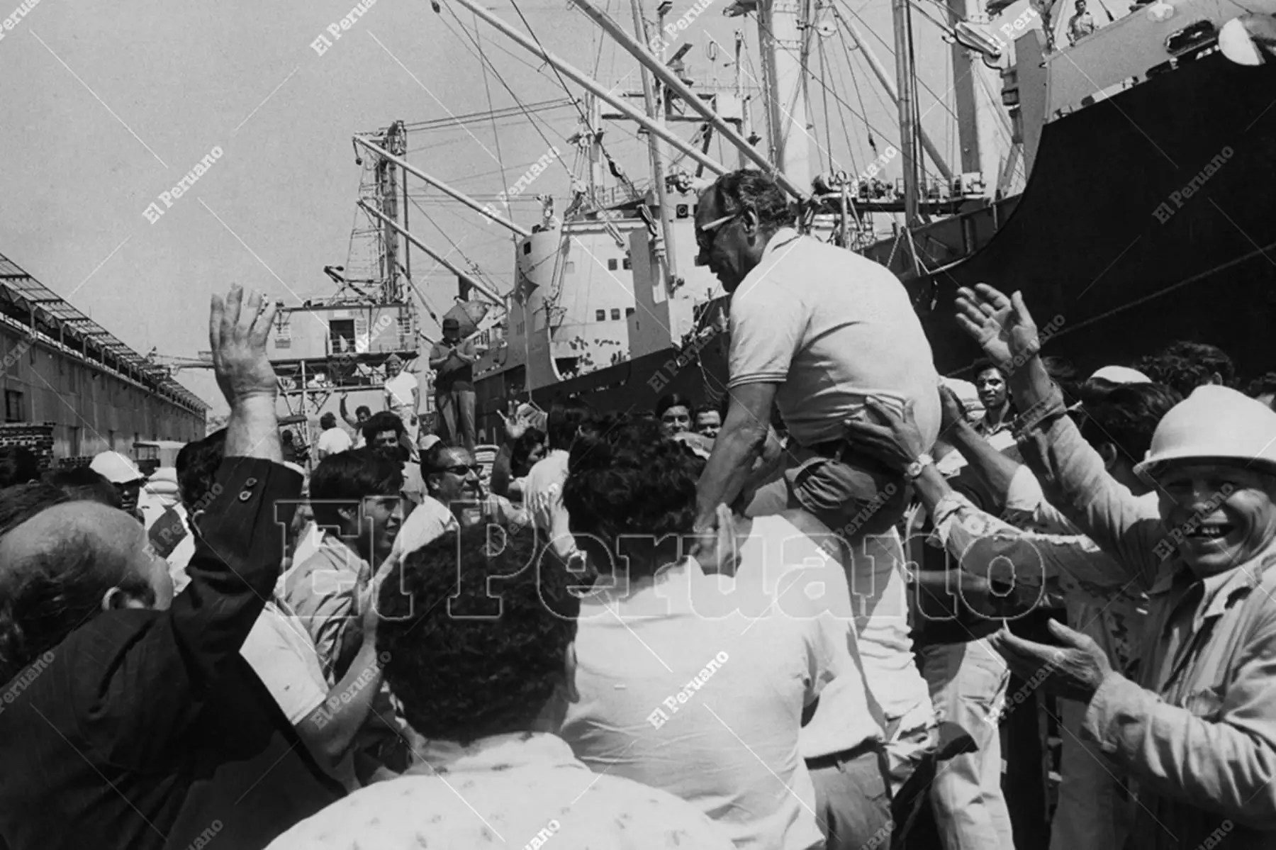 Arequipa - 8 abril 1975 / Cálido recibimiento a Daniel Carpio en el puerto de su querido Mollendo. 
Foto: Archivo Histórico de El Peruano / Leoncio Mariscal