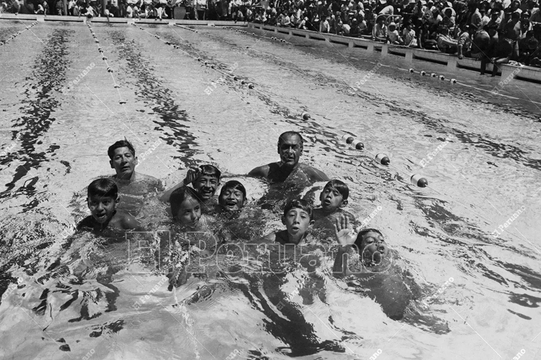 Arequipa - 8 abril 1975 / Carpayo y un grupo de niños en la piscina de Tingo en el festival acuático realizado en su honor. 
Foto: Archivo Histórico de El Peruano / Leoncio Mariscal